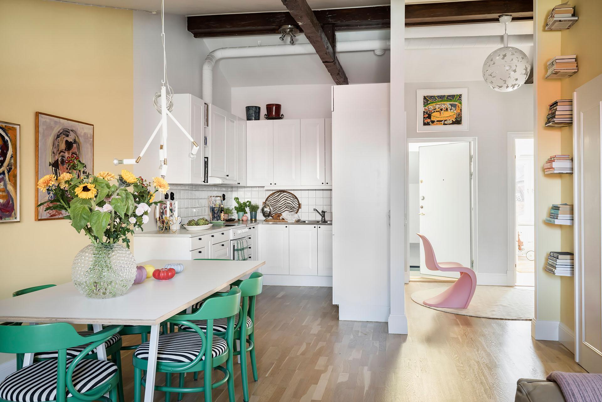 salle à manger et cuisine décoration scandinave et colorée appartement mansardé 71m2 salle à manger et cuisine décoration scandinave et colorée appartement mansardé 71m2