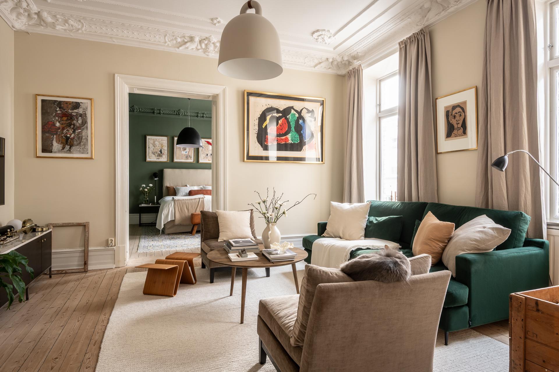 salon avec canapé velours vert anglais moulures appartement type haussmannien décoration classique chic