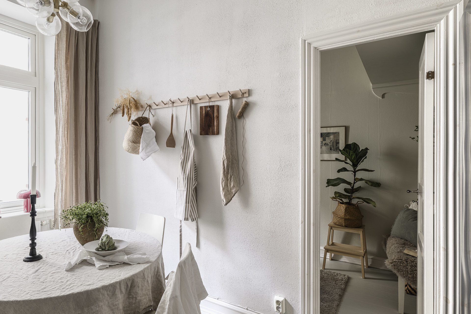 cuisine shaker beige avec espace repas décoration scandinave appartement 72m2 ancien cuisine shaker beige avec espace repas décoration scandinave appartement 72m2 ancien