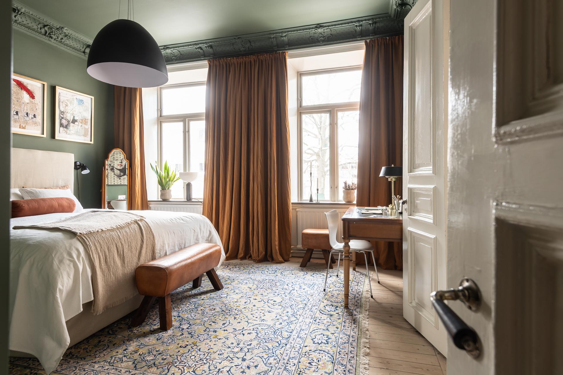 chambre murs vert anglais moulures appartement type haussmannien décoration classique chic
