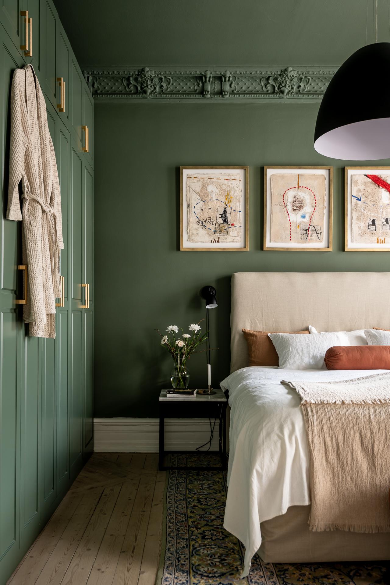 chambre murs vert anglais moulures appartement type haussmannien décoration classique chic