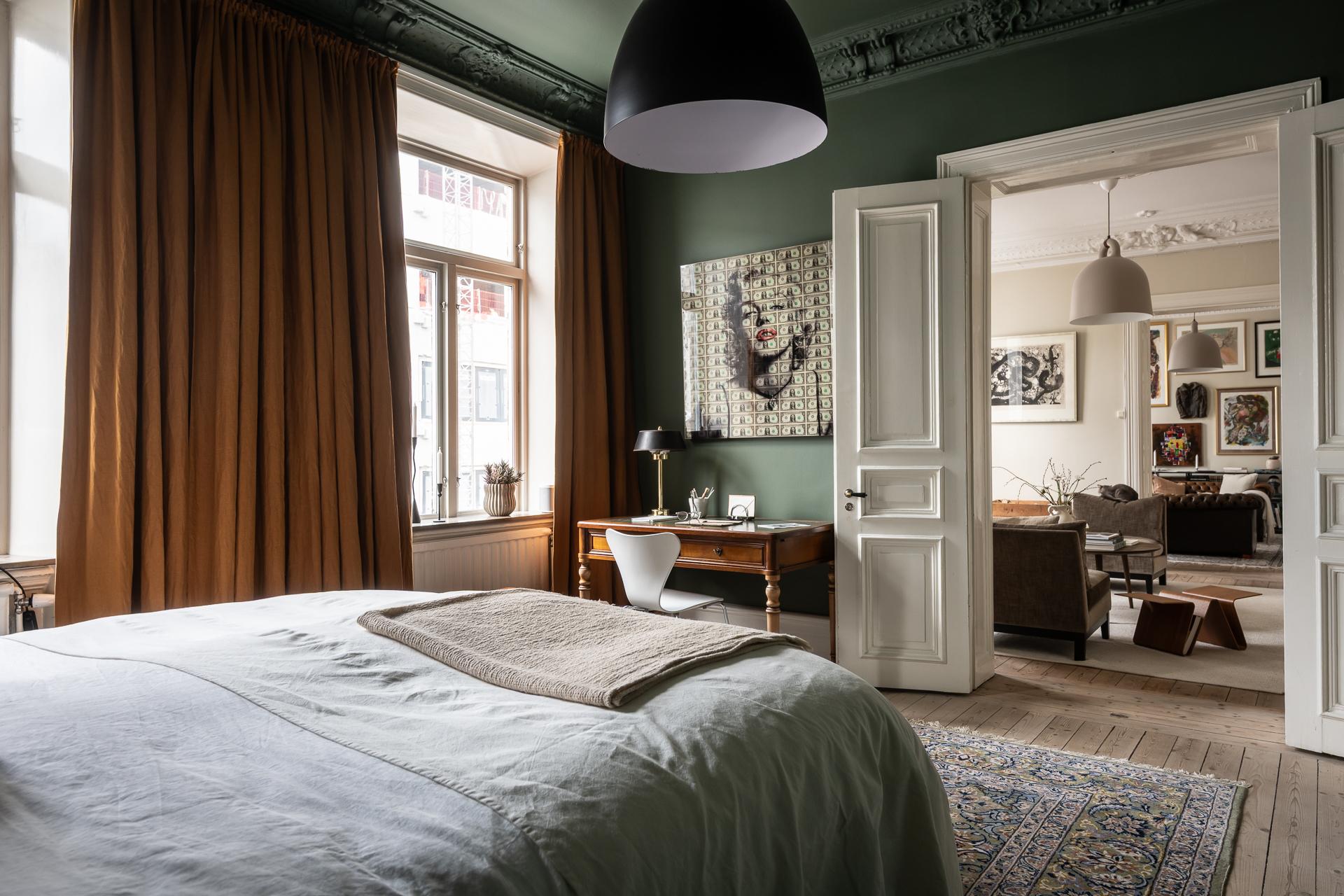 chambre murs vert anglais moulures appartement type haussmannien décoration classique chic