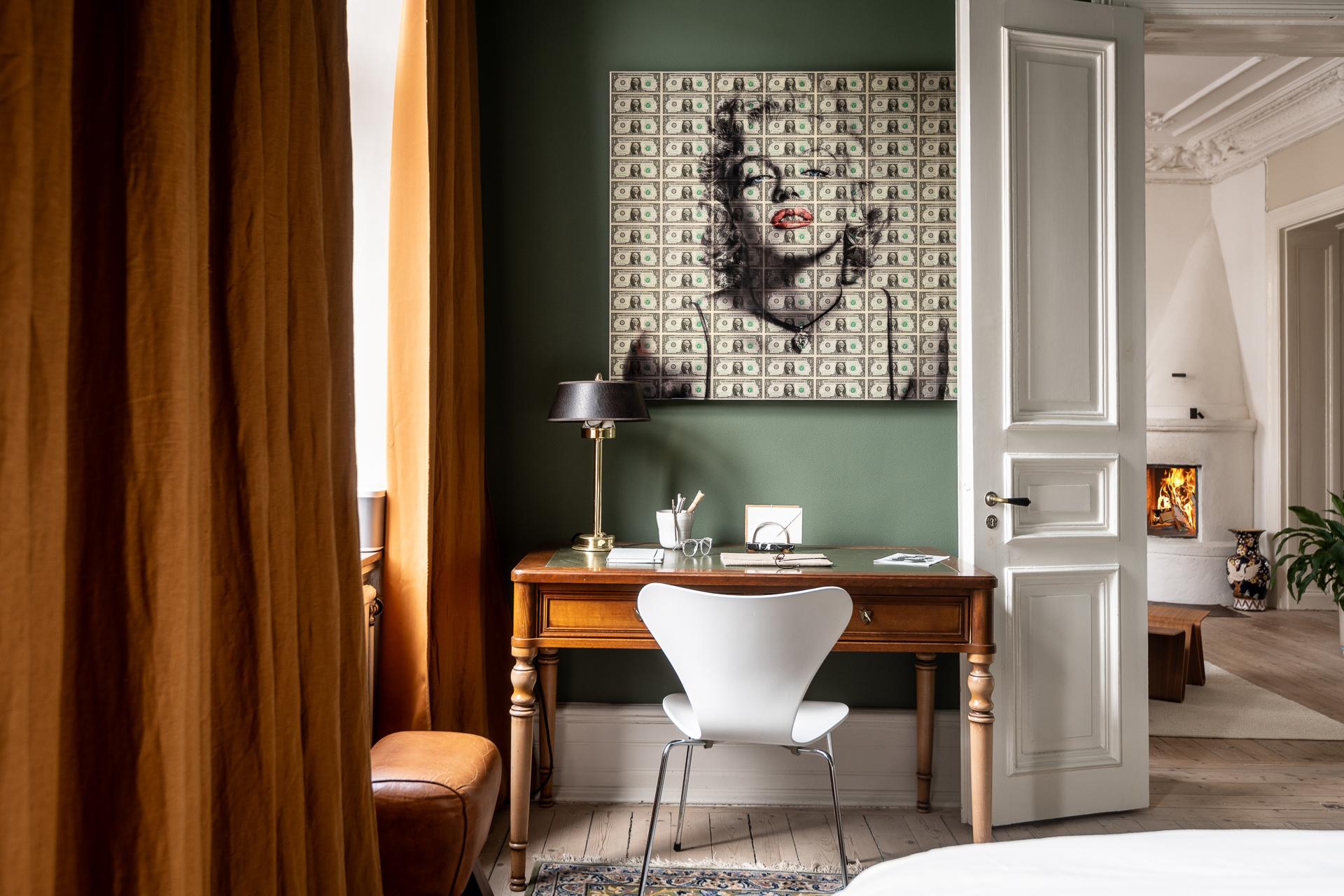 bureau dans chambre murs vert anglais moulures appartement type haussmannien décoration classique chic