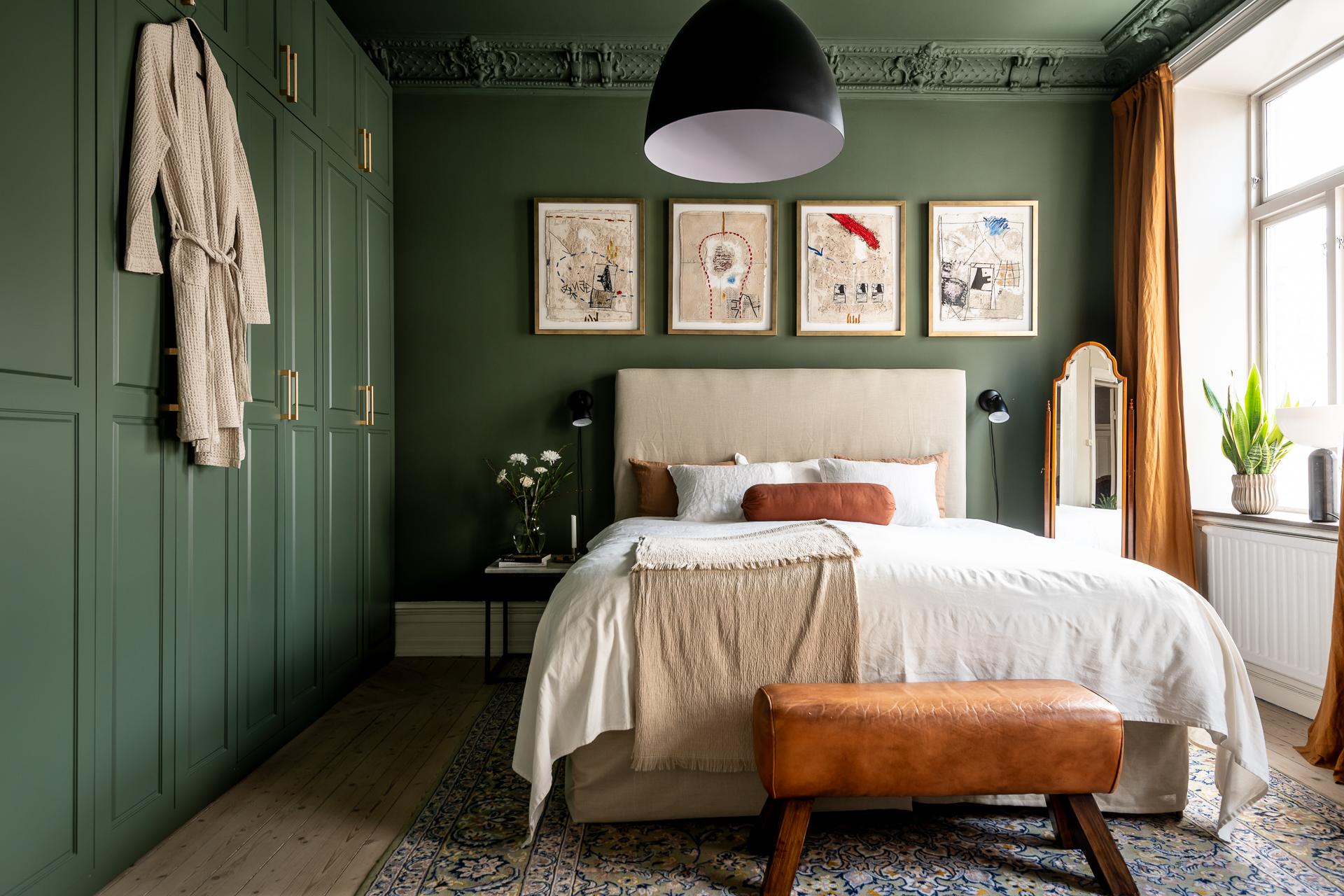 chambre murs vert anglais moulures appartement type haussmannien décoration classique chic