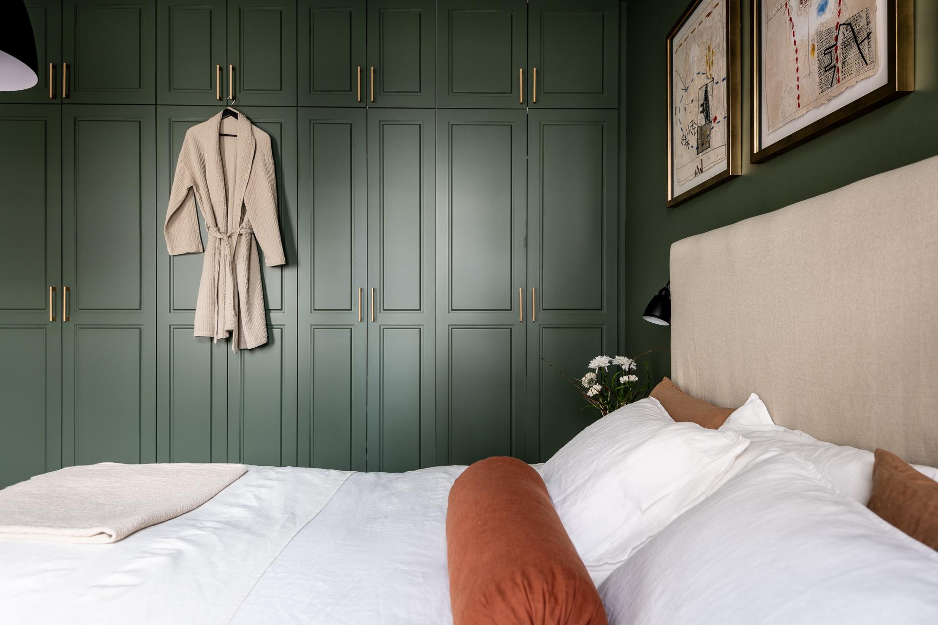 chambre murs vert anglais moulures appartement type haussmannien décoration classique chic