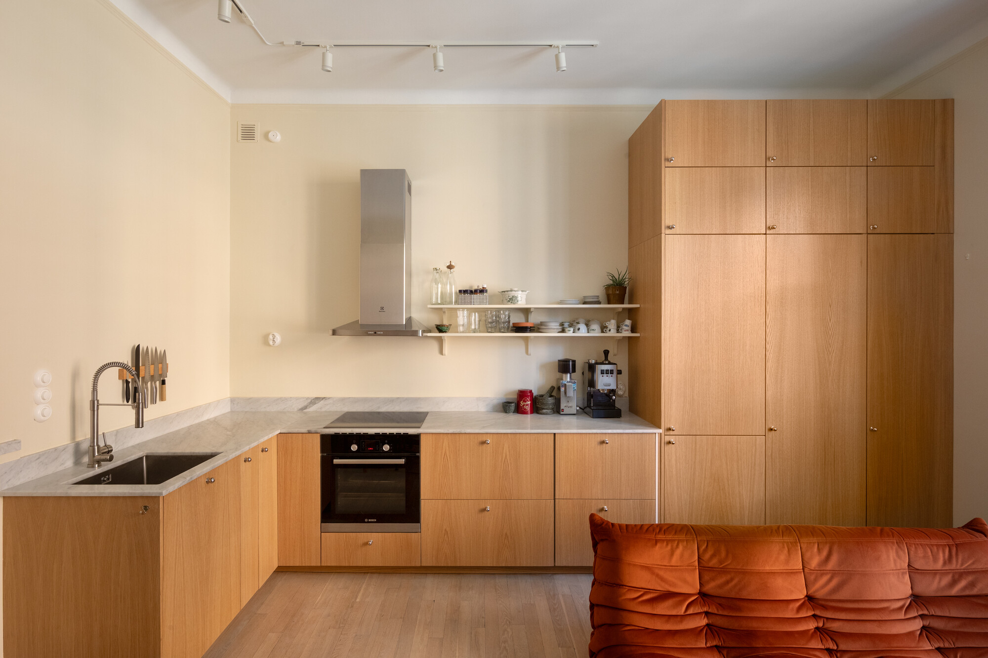 cuisine ouverte et salon avec canapé Togo orange deux-pièces moderne 39m2 cuisine ouverte et salon avec canapé Togo orange deux-pièces moderne 39m2