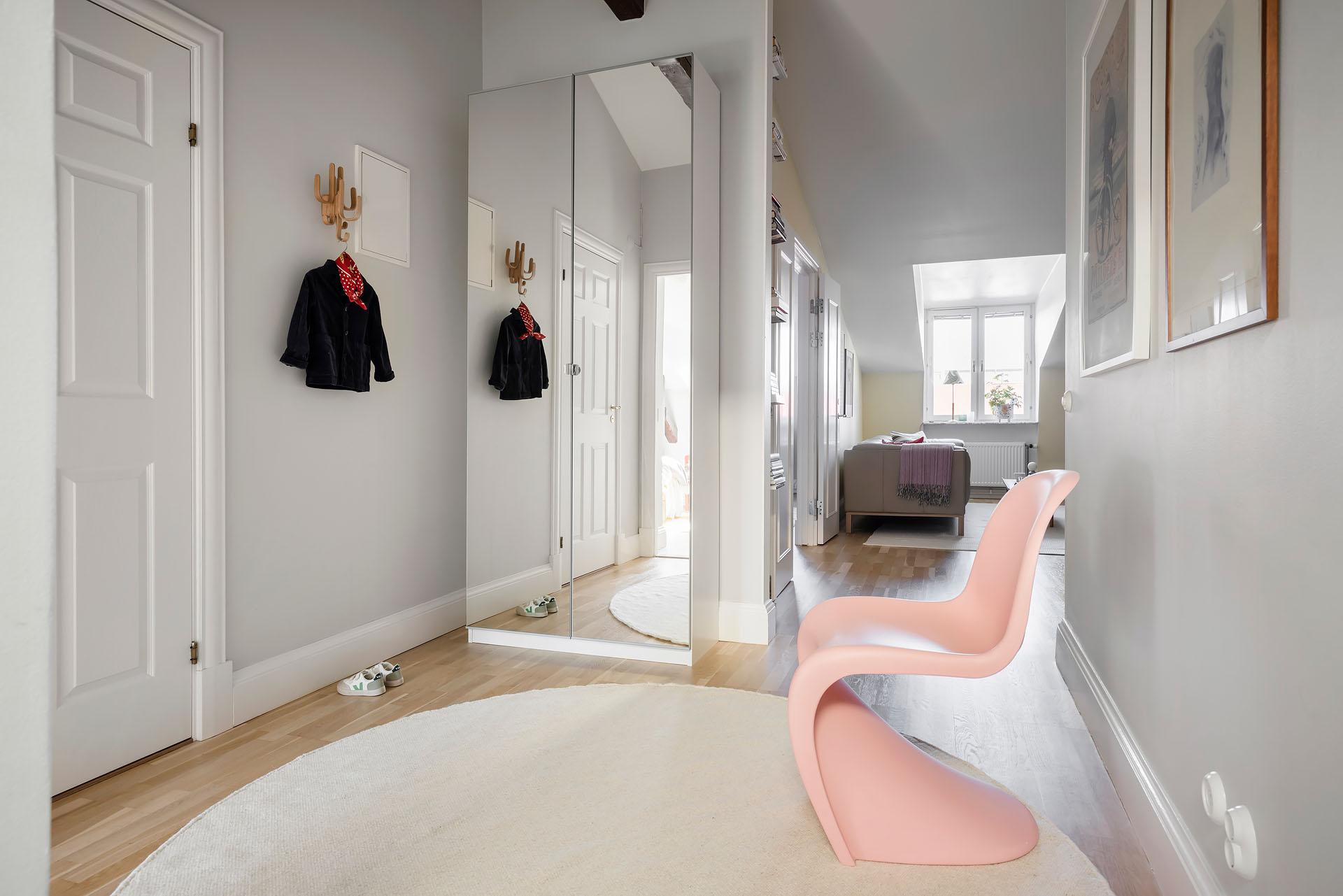 entrée avec placard miroir et chaise Panton rose entrée avec placard miroir et chaise Panton rose