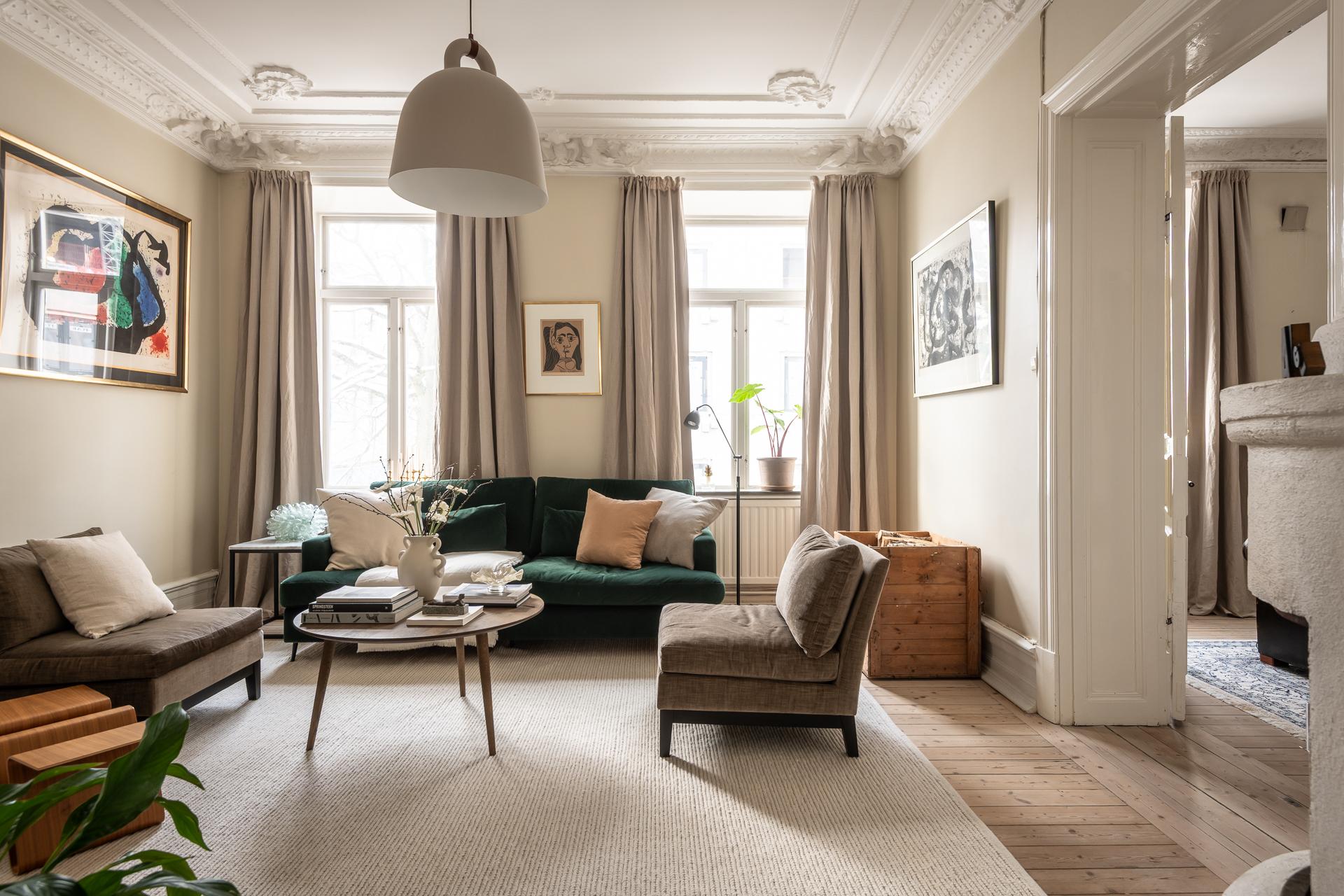 salon avec canapé velours vert anglais moulures appartement type haussmannien décoration classique chic