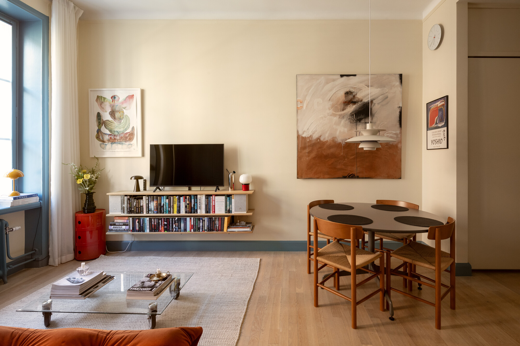 salle à manger et salon avec canapé Togo orange deux-pièces moderne 39m2 salle à manger et salon avec canapé Togo orange deux-pièces moderne 39m2