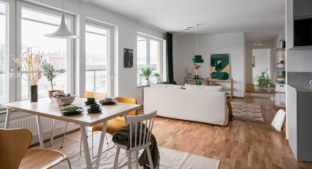 salon et salle à manger décoration scandinave avec éléments décoratifs verts et jaunes salon et salle à manger décoration scandinave avec éléments décoratifs verts et jaunes