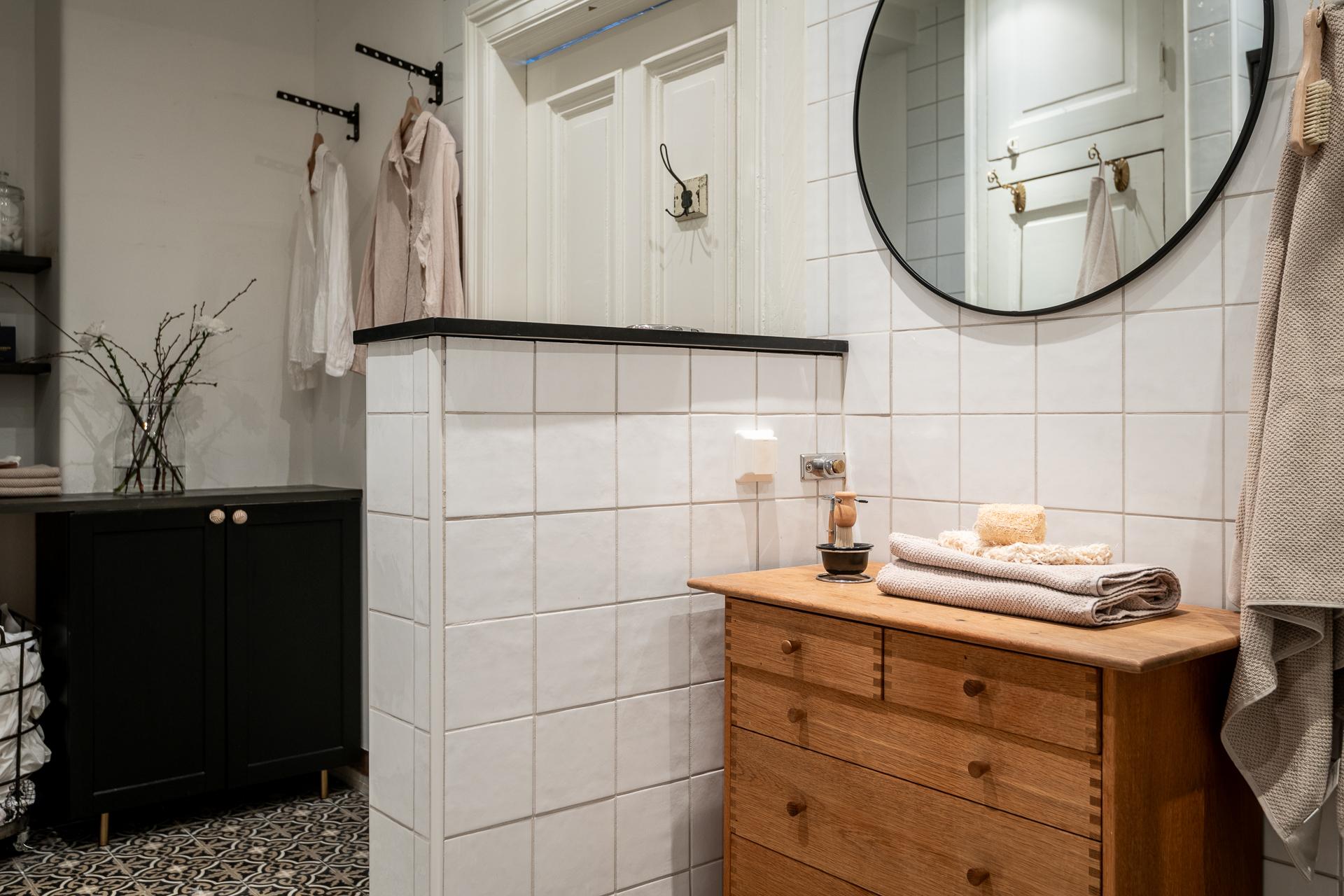 salle de bain classique chic sol carreaux de ciment noir et blanc