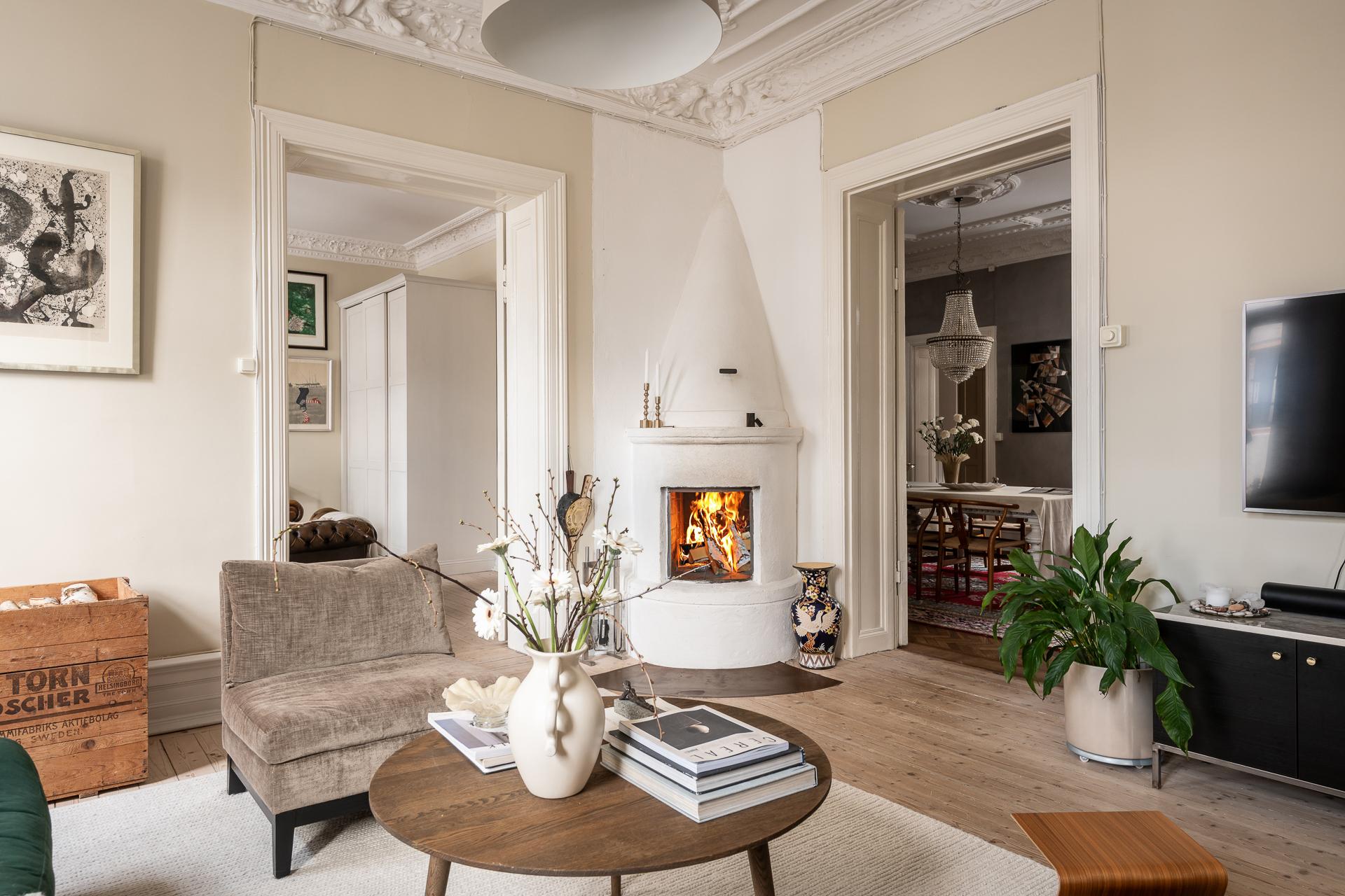 salon avec canapé velours vert anglais moulures appartement type haussmannien décoration classique chic