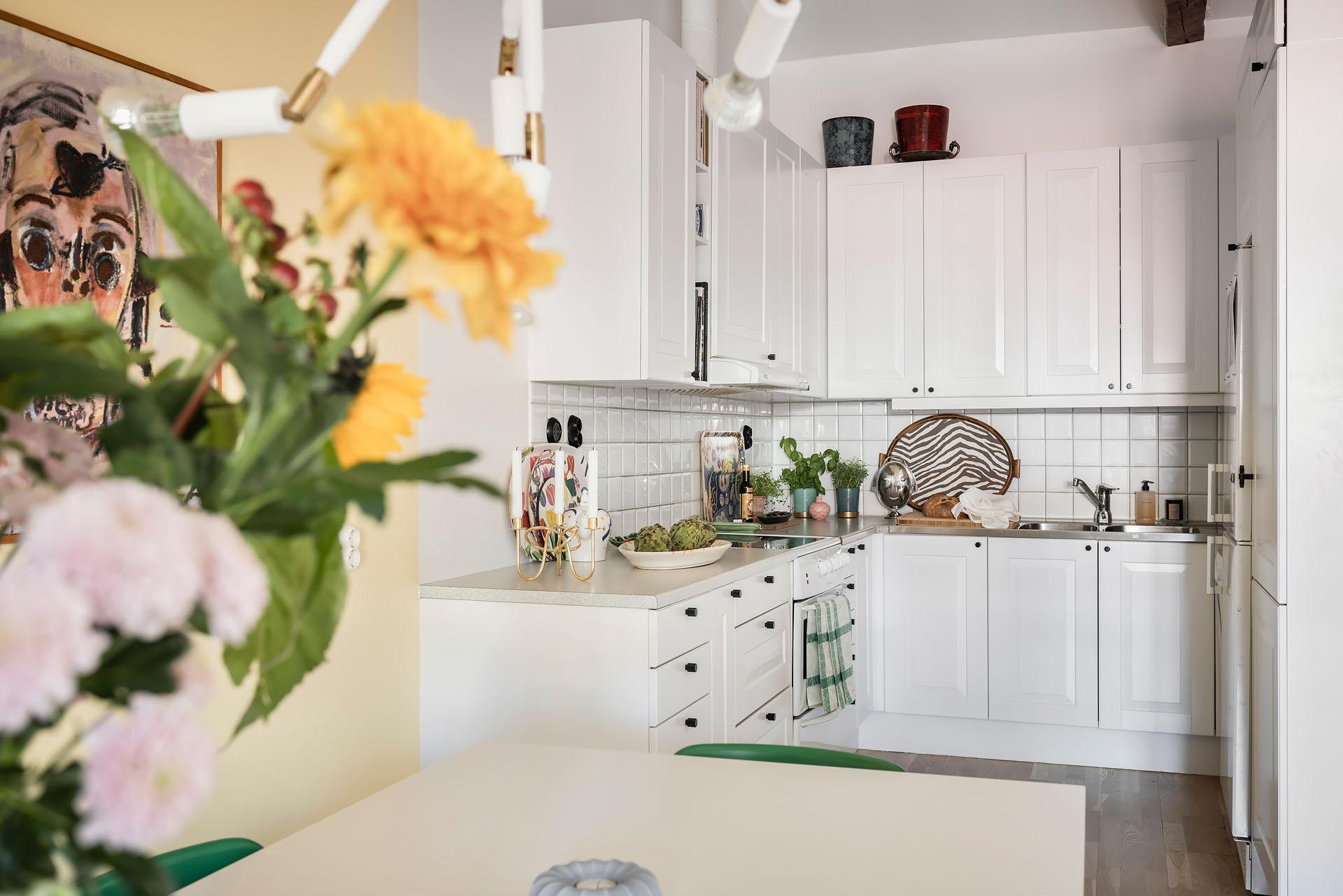 salle à manger et cuisine décoration scandinave et colorée appartement mansardé 71m2 salle à manger et cuisine décoration scandinave et colorée appartement mansardé 71m2