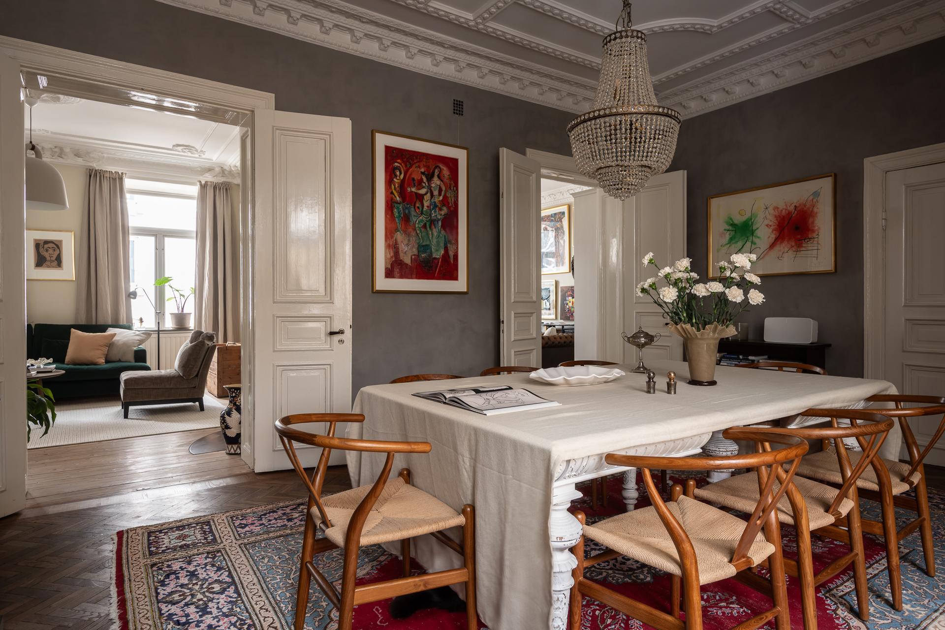 salle à manger murs gris moulures appartement type haussmannien décoration classique chic