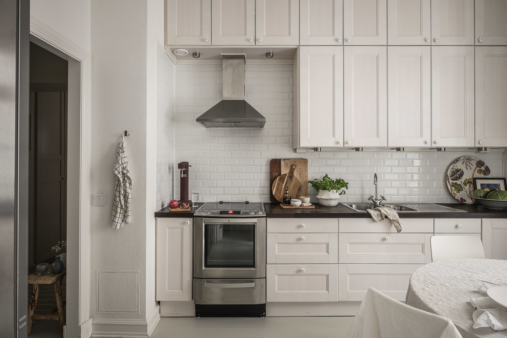 cuisine shaker beige avec espace repas décoration scandinave appartement 72m2 ancien cuisine shaker beige avec espace repas décoration scandinave appartement 72m2 ancien