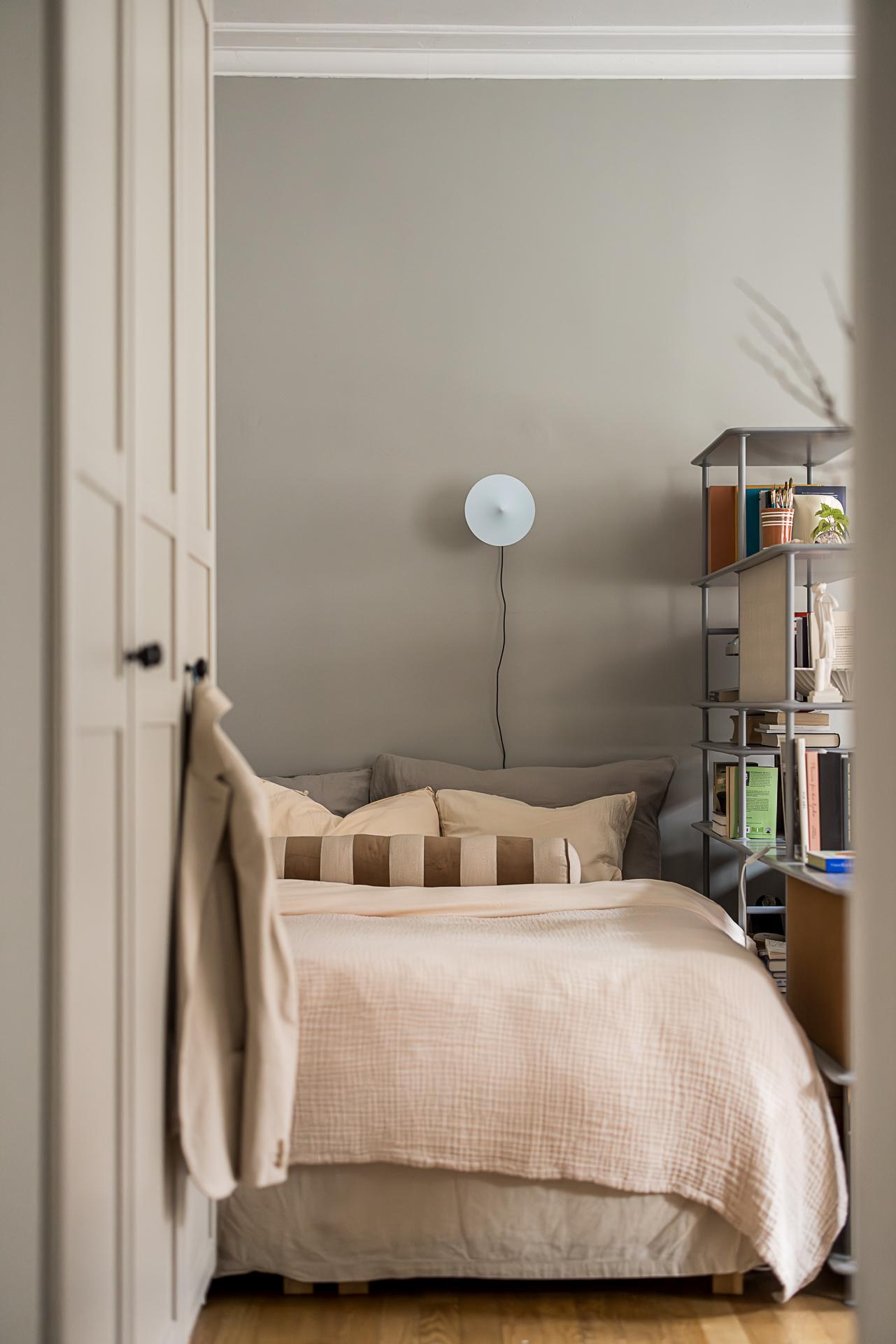 espace lit murs gris décoration contemporaine scandinave studio 37m2 espace lit murs gris décoration contemporaine scandinave studio 37m2