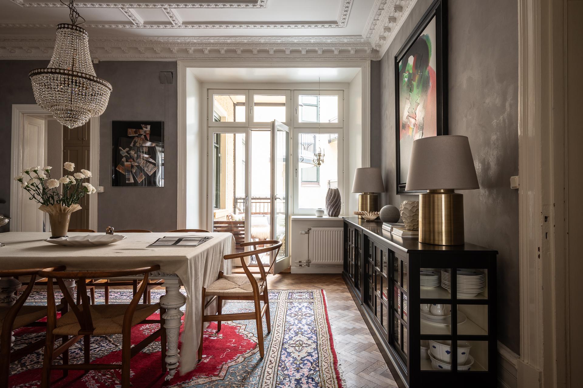 salle à manger murs gris moulures appartement type haussmannien décoration classique chic