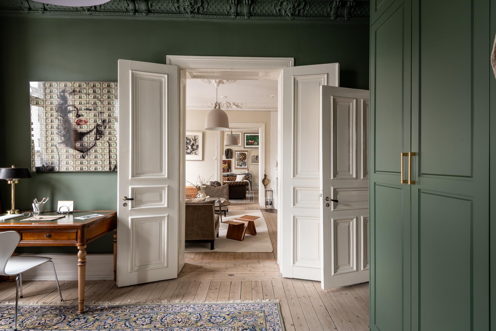 chambre murs vert anglais moulures appartement type haussmannien décoration classique chic