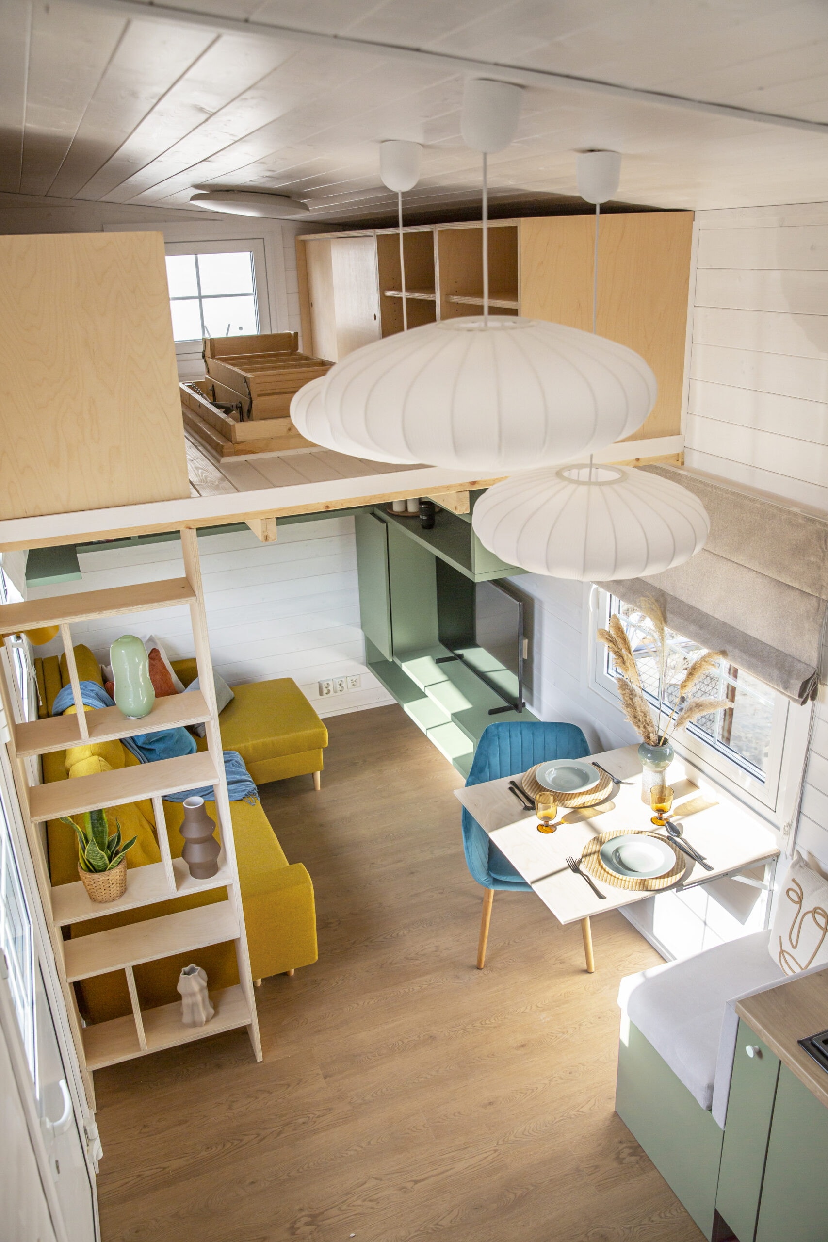 salon avec mezzanine tiny house 35m2 décoration colorée Ingrid par Tiny Smart House salon avec mezzanine tiny house 35m2 décoration colorée Ingrid par Tiny Smart House