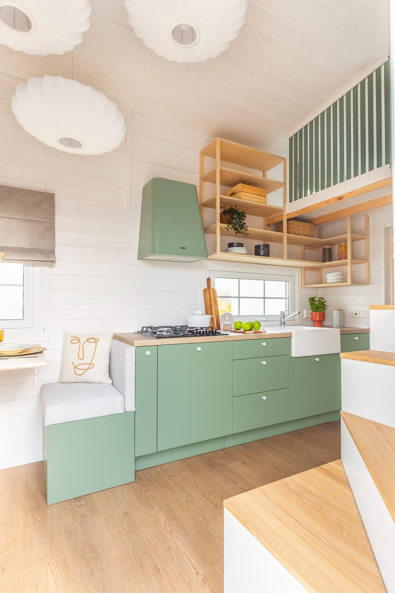 cuisine avec mezzanine tiny house 35m2 décoration colorée Ingrid par Tiny Smart House cuisine avec mezzanine tiny house 35m2 décoration colorée Ingrid par Tiny Smart House