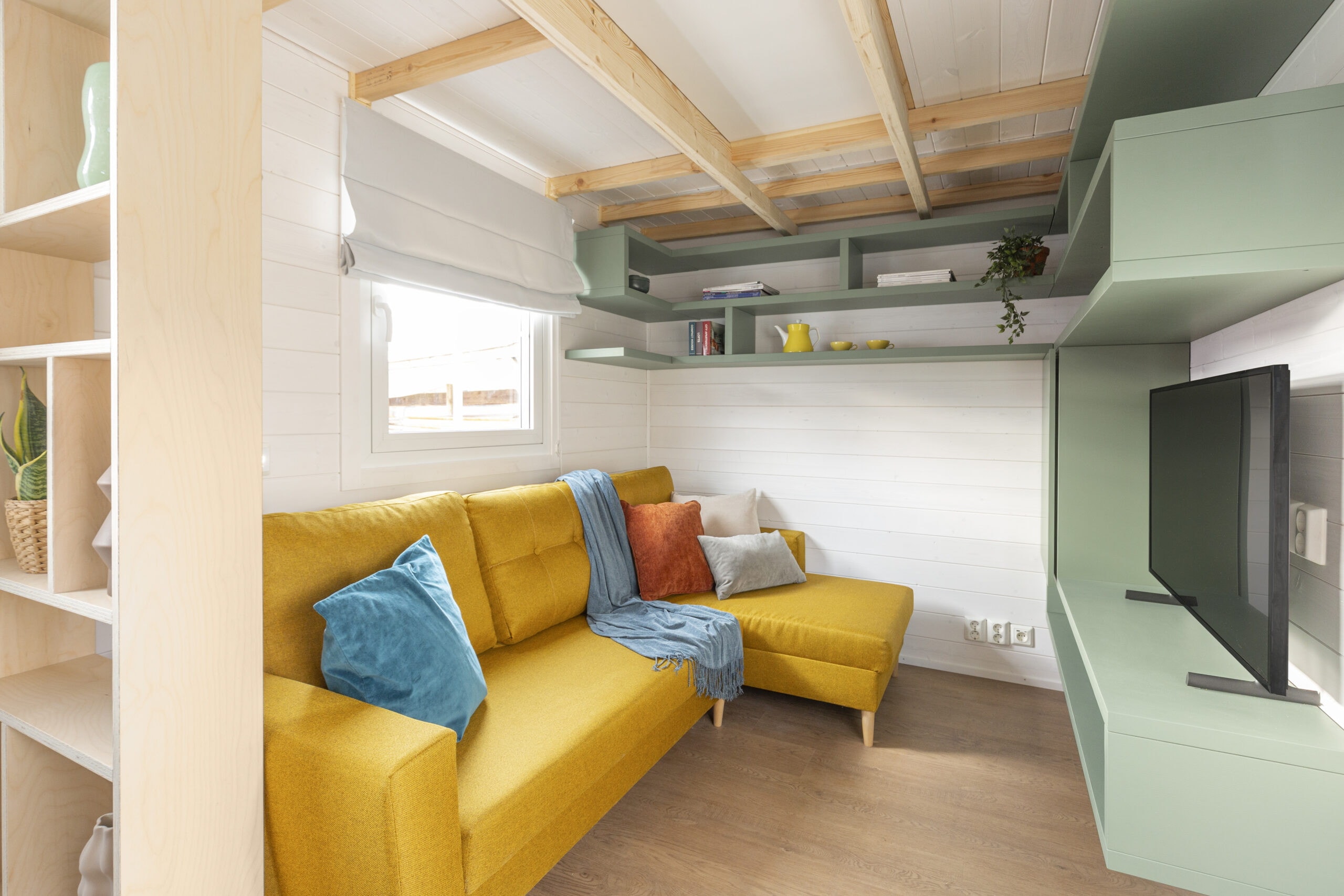 salon avec mezzanine tiny house 35m2 décoration colorée Ingrid par Tiny Smart House salon avec mezzanine tiny house 35m2 décoration colorée Ingrid par Tiny Smart House
