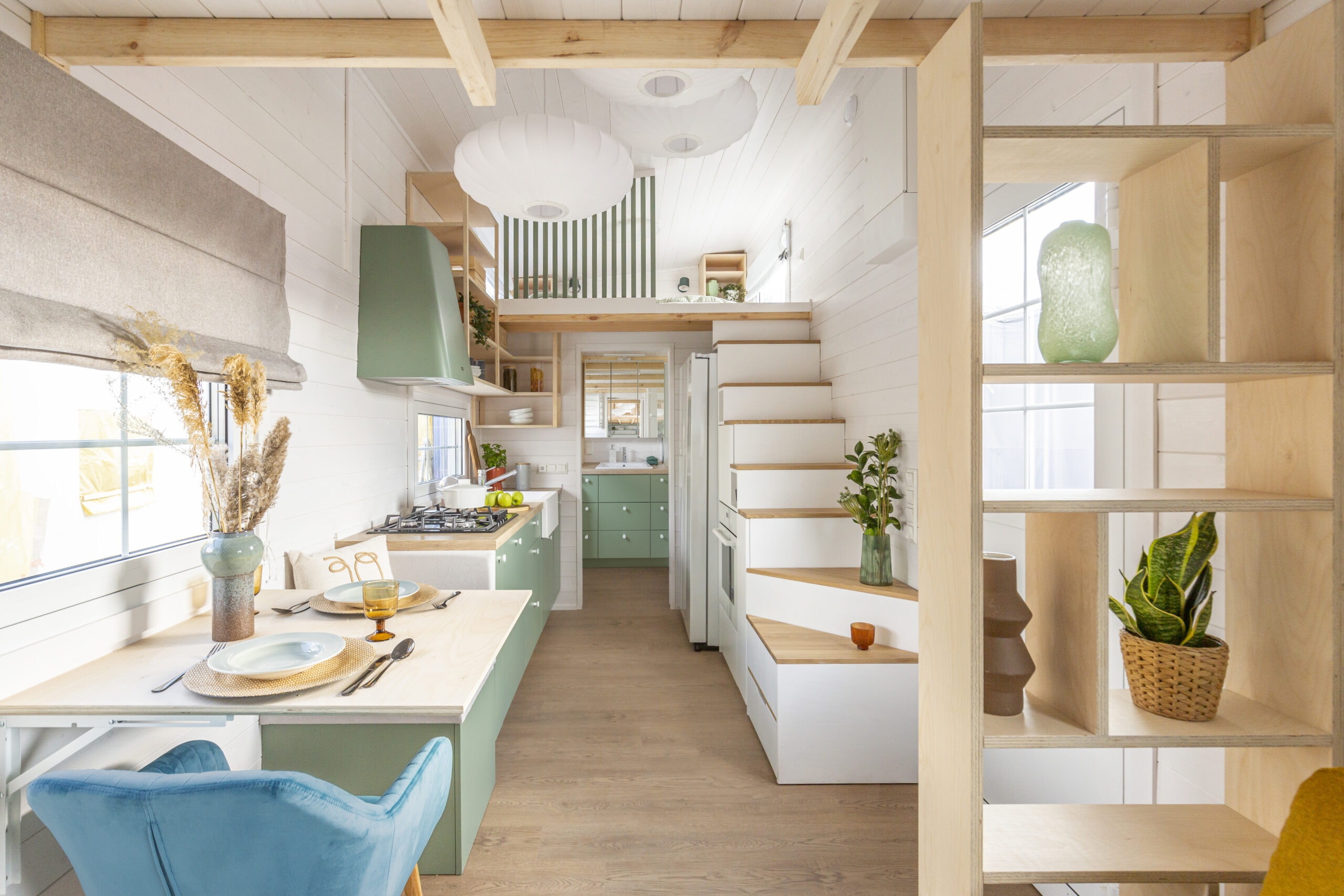 salon et cuisine tiny house 35m2 décoration colorée Ingrid par Tiny Smart House salon et cuisine tiny house 35m2 décoration colorée Ingrid par Tiny Smart House