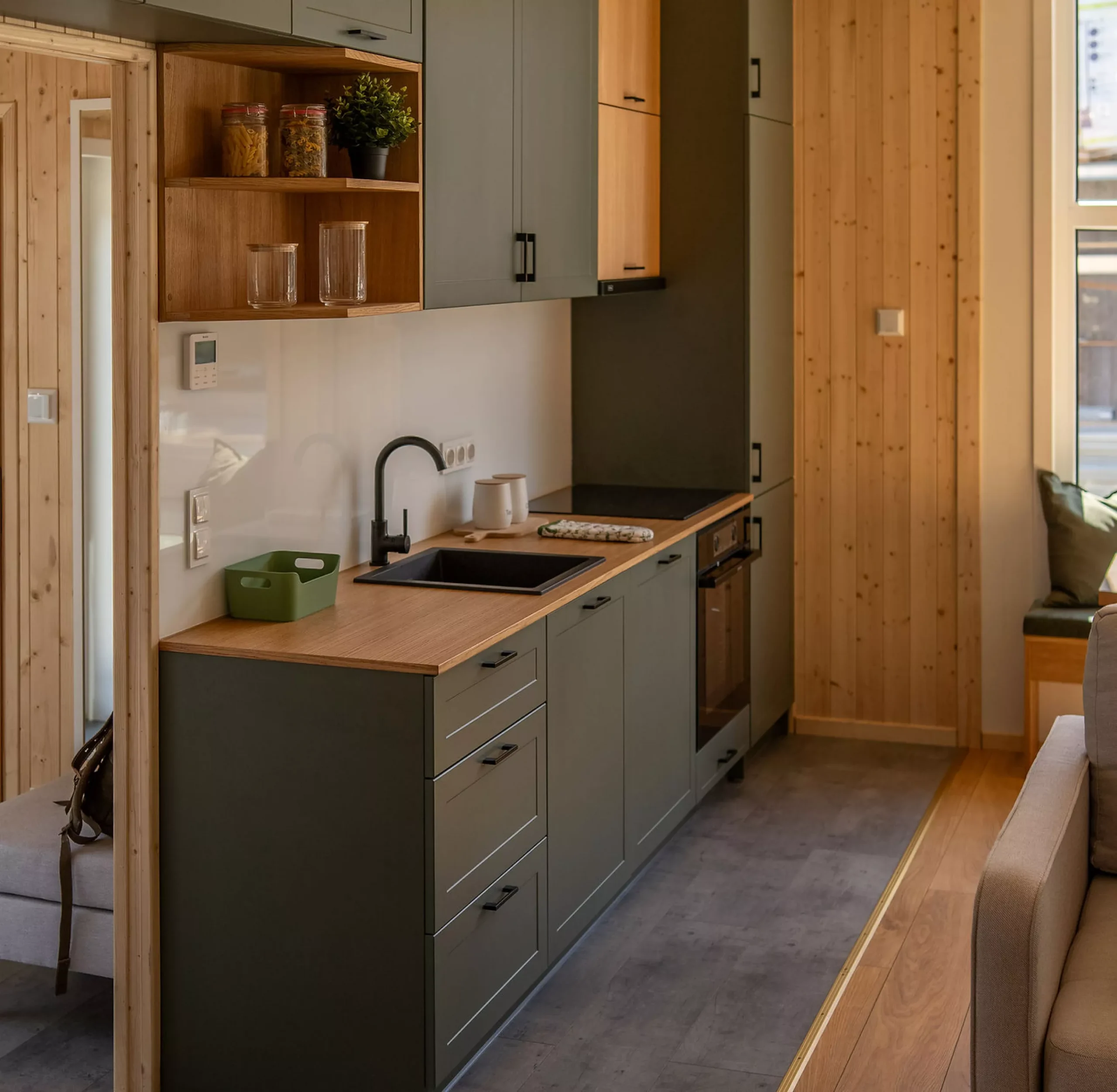 cuisine verte petite maison 41m2 livrable en Europe Evergreen par Vagabond Haven