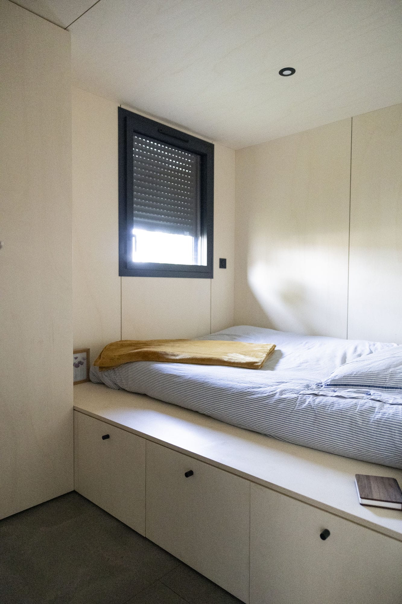 chambre avec lit sur estrade petite maison française 20m2 Studio Tilia par WoodVolum chambre avec lit sur estrade petite maison française 20m2 Studio Tilia par WoodVolum