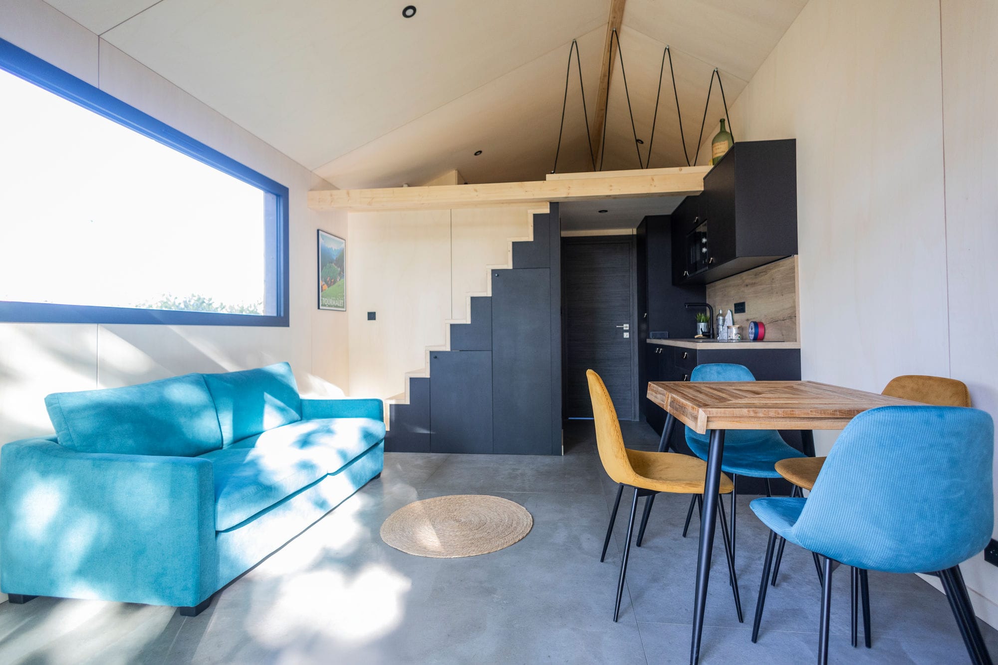 salon cuisine avec mezzanine petite maison française 20m2 Studio Tilia par WoodVolum salon cuisine avec mezzanine petite maison française 20m2 Studio Tilia par WoodVolum