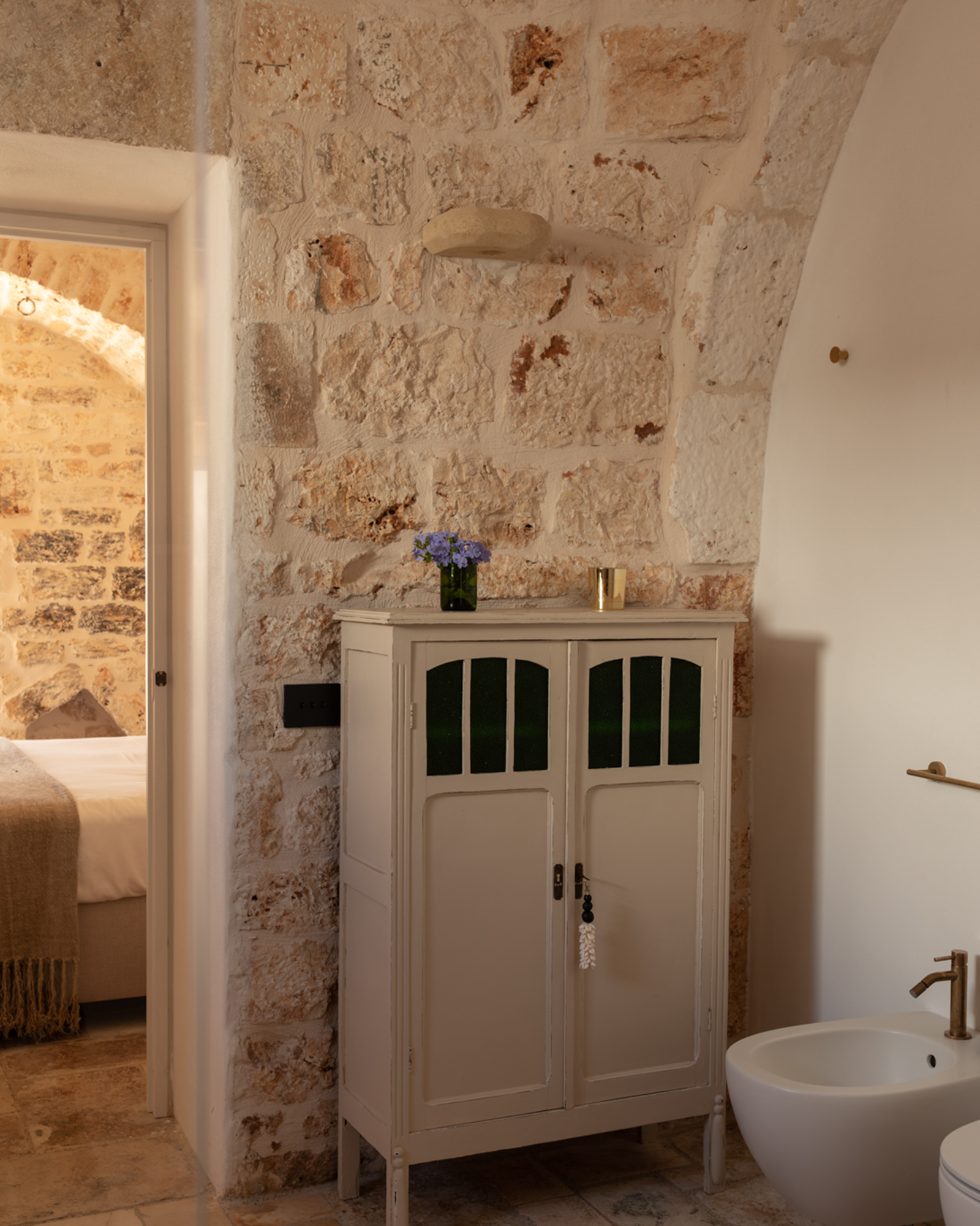 salle de bain avec arches en pierres maison Pouilles trulli Otto Cappelli décoration rustique chic salle de bain avec arches en pierres maison Pouilles trulli Otto Cappelli décoration rustique chic