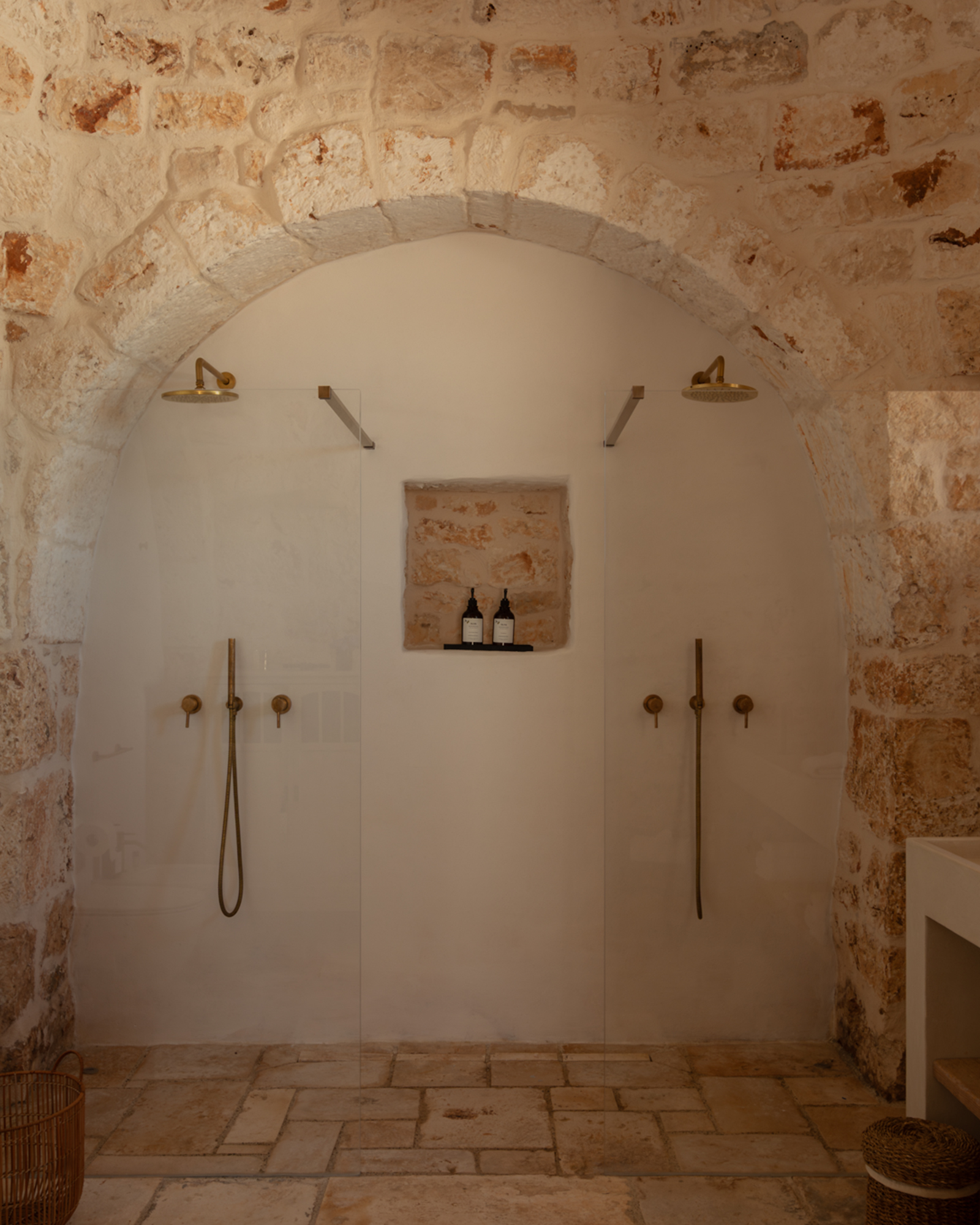 salle de bain avec arches en pierres maison Pouilles trulli Otto Cappelli décoration rustique chic salle de bain avec arches en pierres maison Pouilles trulli Otto Cappelli décoration rustique chic