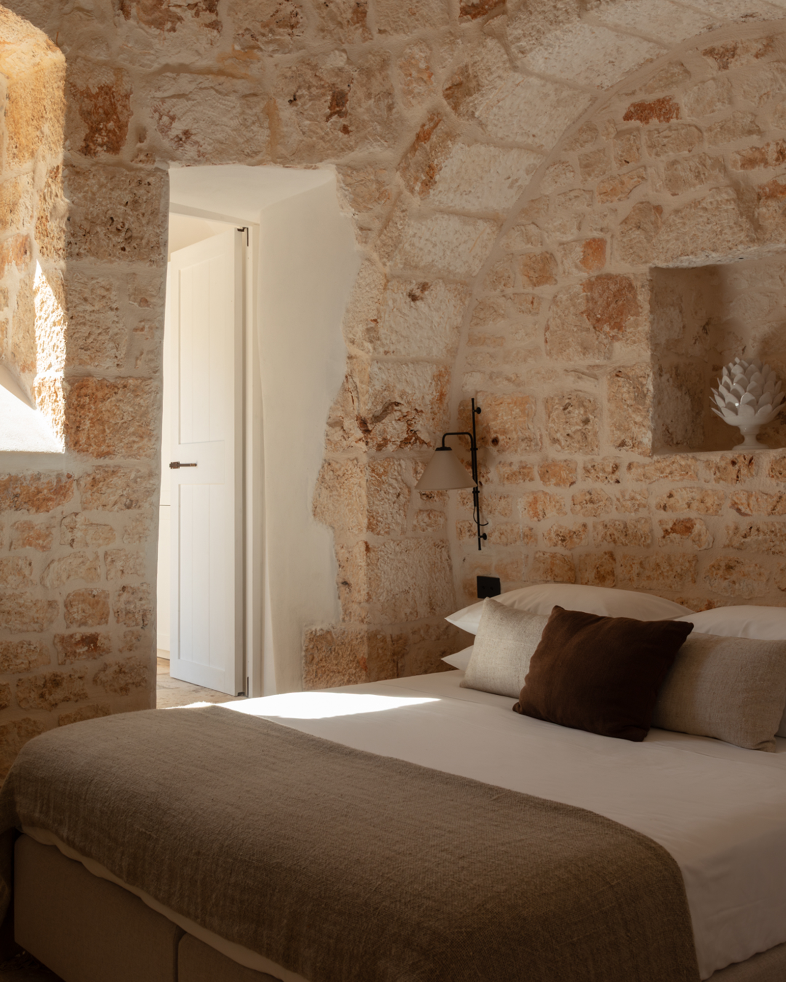 chambre avec arches en pierres maison Pouilles trulli Otto Cappelli décoration rustique chic chambre avec arches en pierres maison Pouilles trulli Otto Cappelli décoration rustique chic