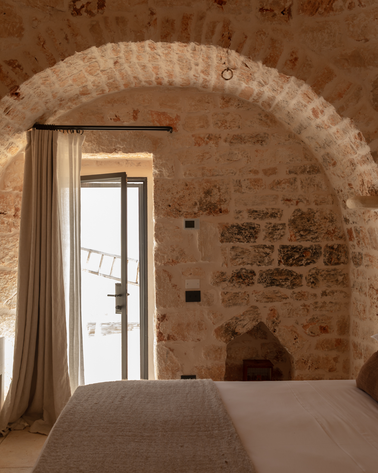 chambre avec arches en pierres maison Pouilles trulli Otto Cappelli décoration rustique chic chambre avec arches en pierres maison Pouilles trulli Otto Cappelli décoration rustique chic