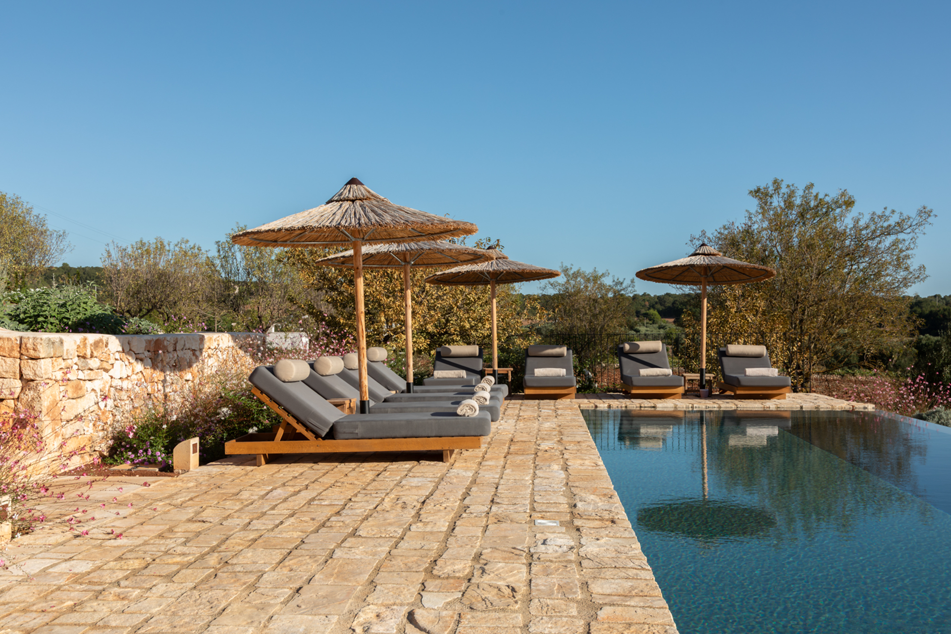 terrasse avec piscine maison Pouilles trulli Otto Cappelli terrasse avec piscine maison Pouilles trulli Otto Cappelli