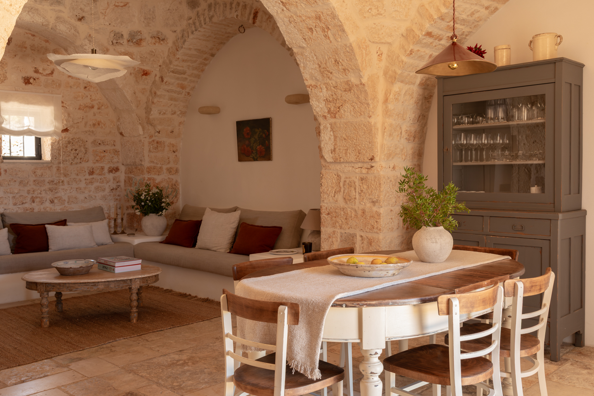salon et salle à manger avec arches en pierres maison Pouilles trulli Otto Cappelli décoration rustique chic salon et salle à manger avec arches en pierres maison Pouilles trulli Otto Cappelli décoration rustique chic