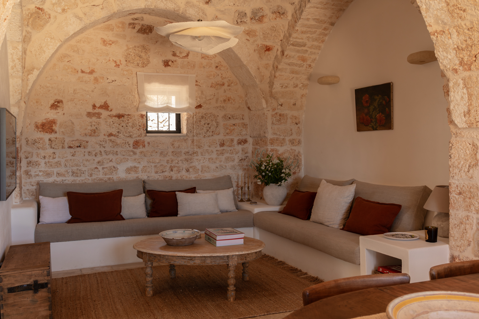 salon et salle à manger avec arches en pierres maison Pouilles trulli Otto Cappelli décoration rustique chic salon et salle à manger avec arches en pierres maison Pouilles trulli Otto Cappelli décoration rustique chic