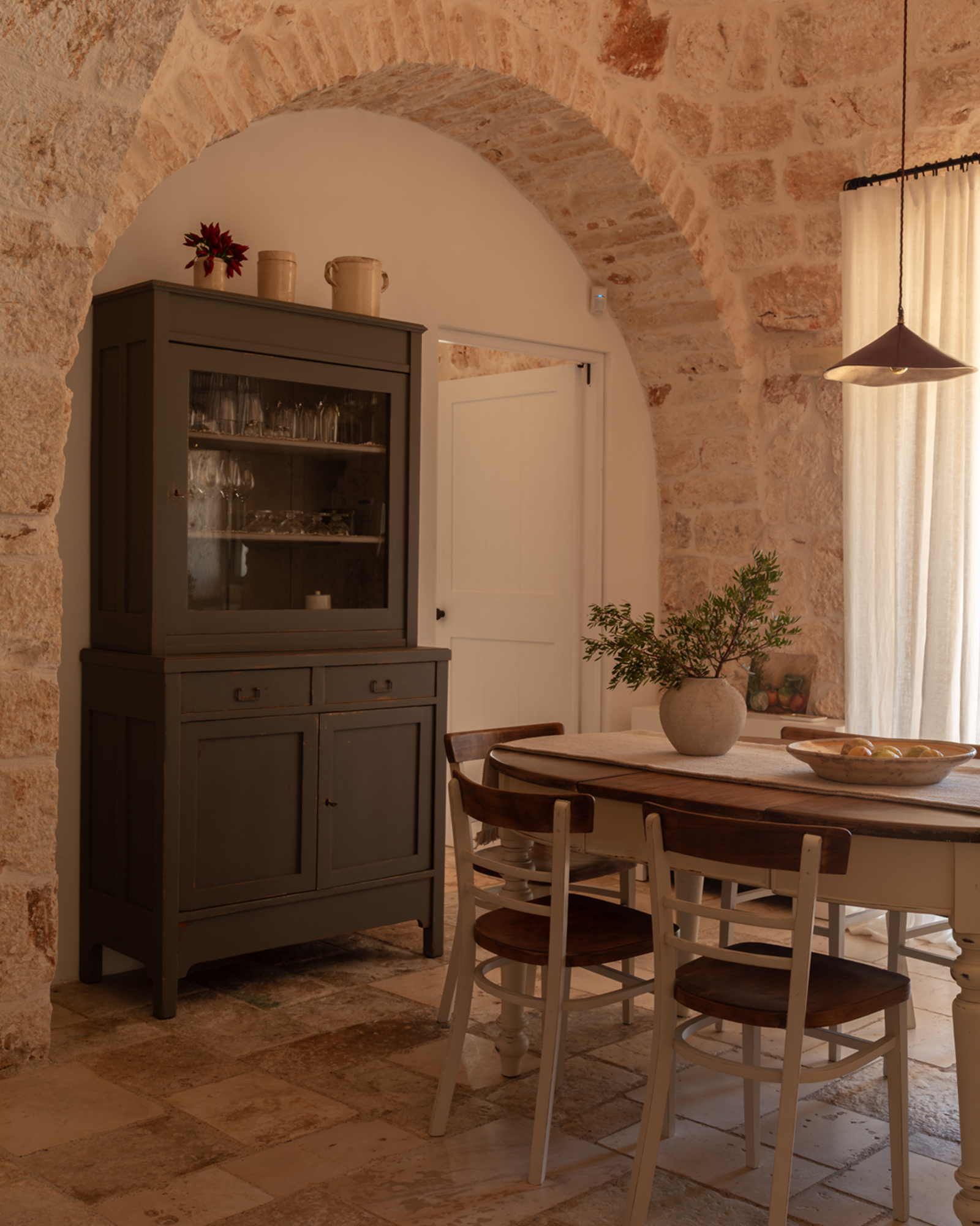 salle à manger avec arches en pierres maison Pouilles trulli Otto Cappelli décoration rustique chic salle à manger avec arches en pierres maison Pouilles trulli Otto Cappelli décoration rustique chic