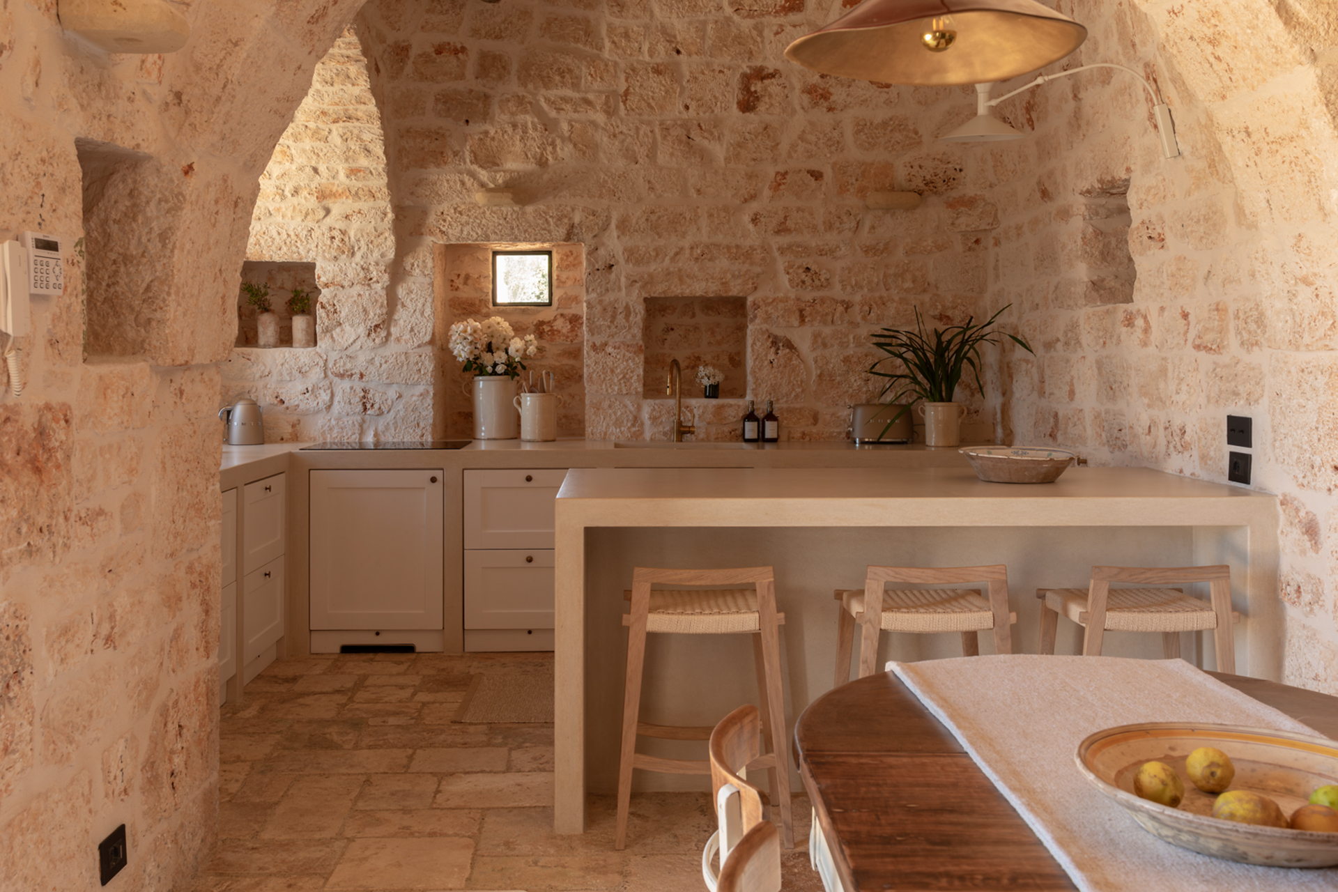 cuisine et salle à manger avec arches en pierres maison Pouilles trulli Otto Cappelli décoration rustique chic cuisine et salle à manger avec arches en pierres maison Pouilles trulli Otto Cappelli décoration rustique chic