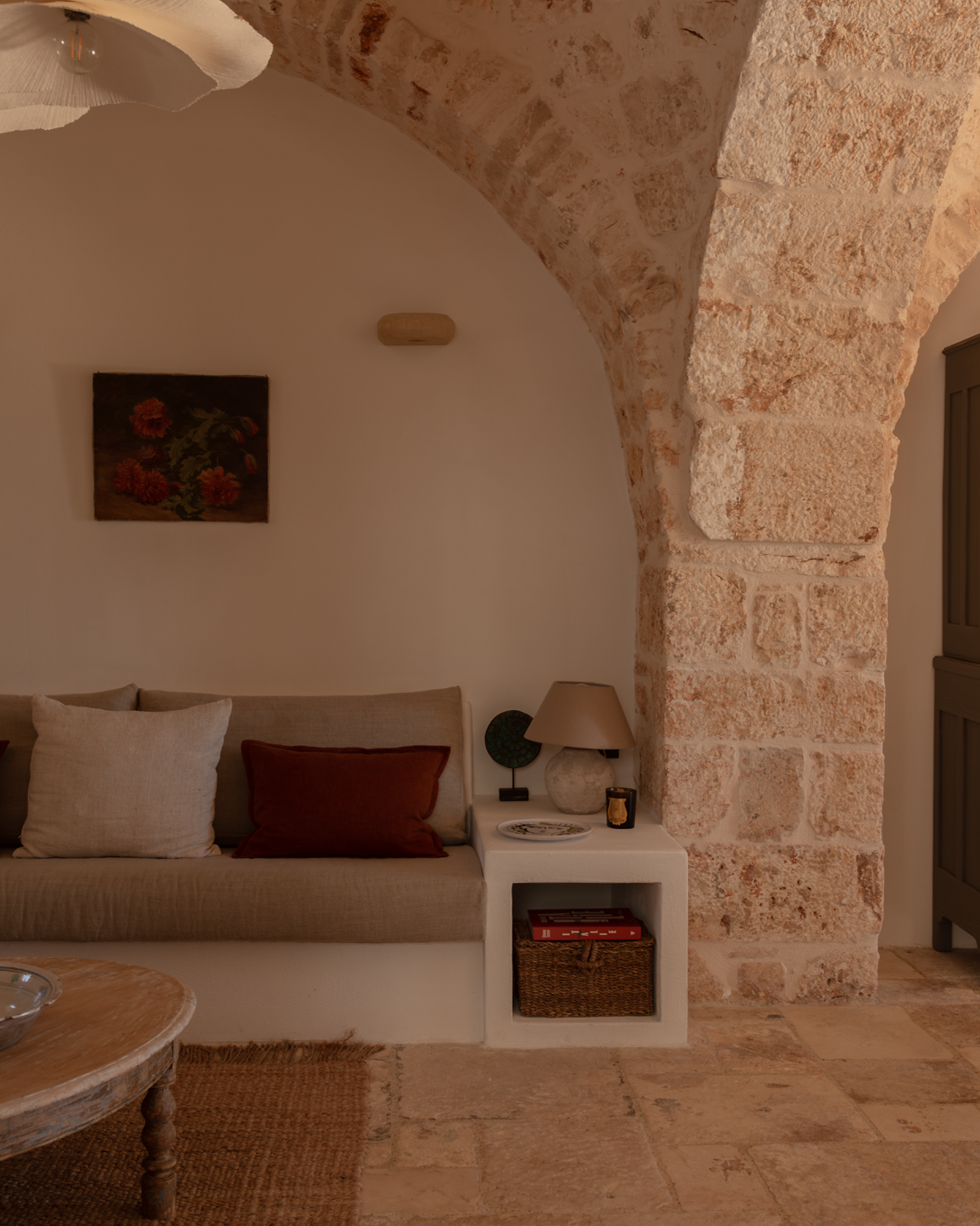 salon avec arches en pierres maison Pouilles trulli Otto Cappelli décoration rustique chic salon avec arches en pierres maison Pouilles trulli Otto Cappelli décoration rustique chic