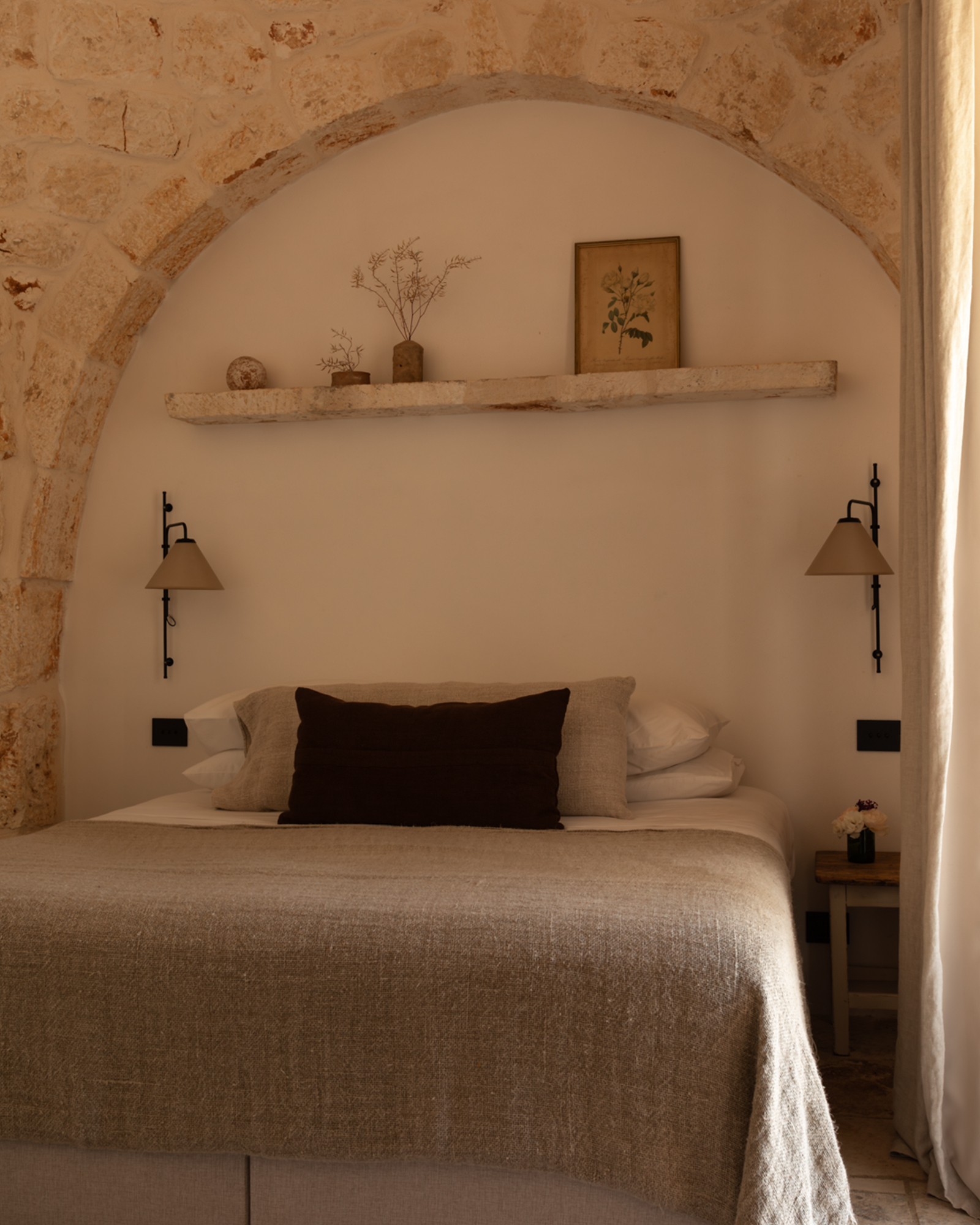 chambre avec arches en pierres maison Pouilles trulli Otto Cappelli décoration rustique chic chambre avec arches en pierres maison Pouilles trulli Otto Cappelli décoration rustique chic
