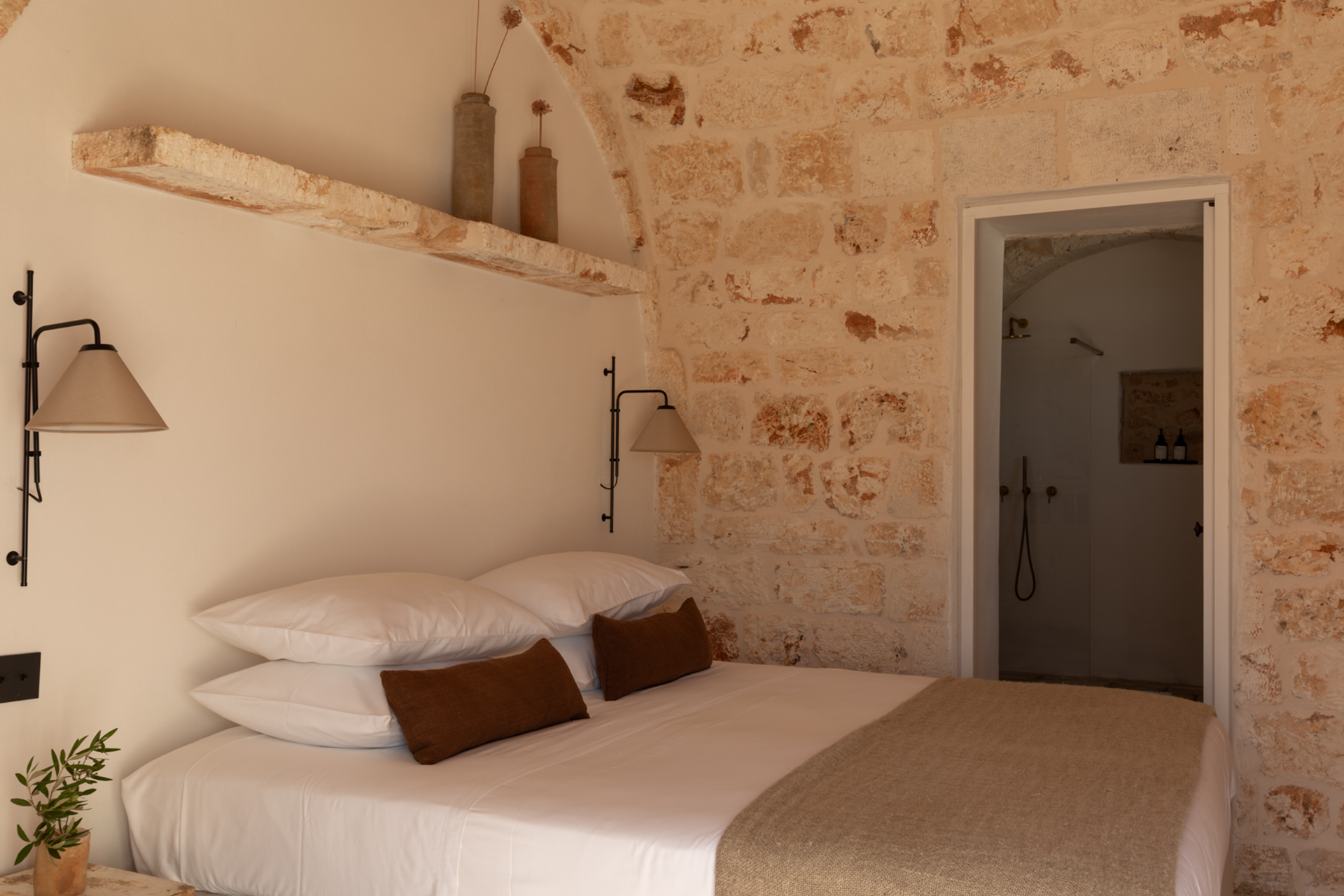 chambre avec arches en pierres maison Pouilles trulli Otto Cappelli décoration rustique chic chambre avec arches en pierres maison Pouilles trulli Otto Cappelli décoration rustique chic