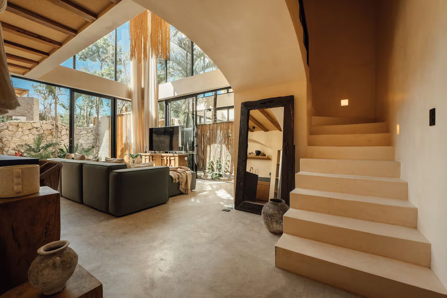 salon double hauteur avec escalier décoration contemporaine maison avec piscine Tulum