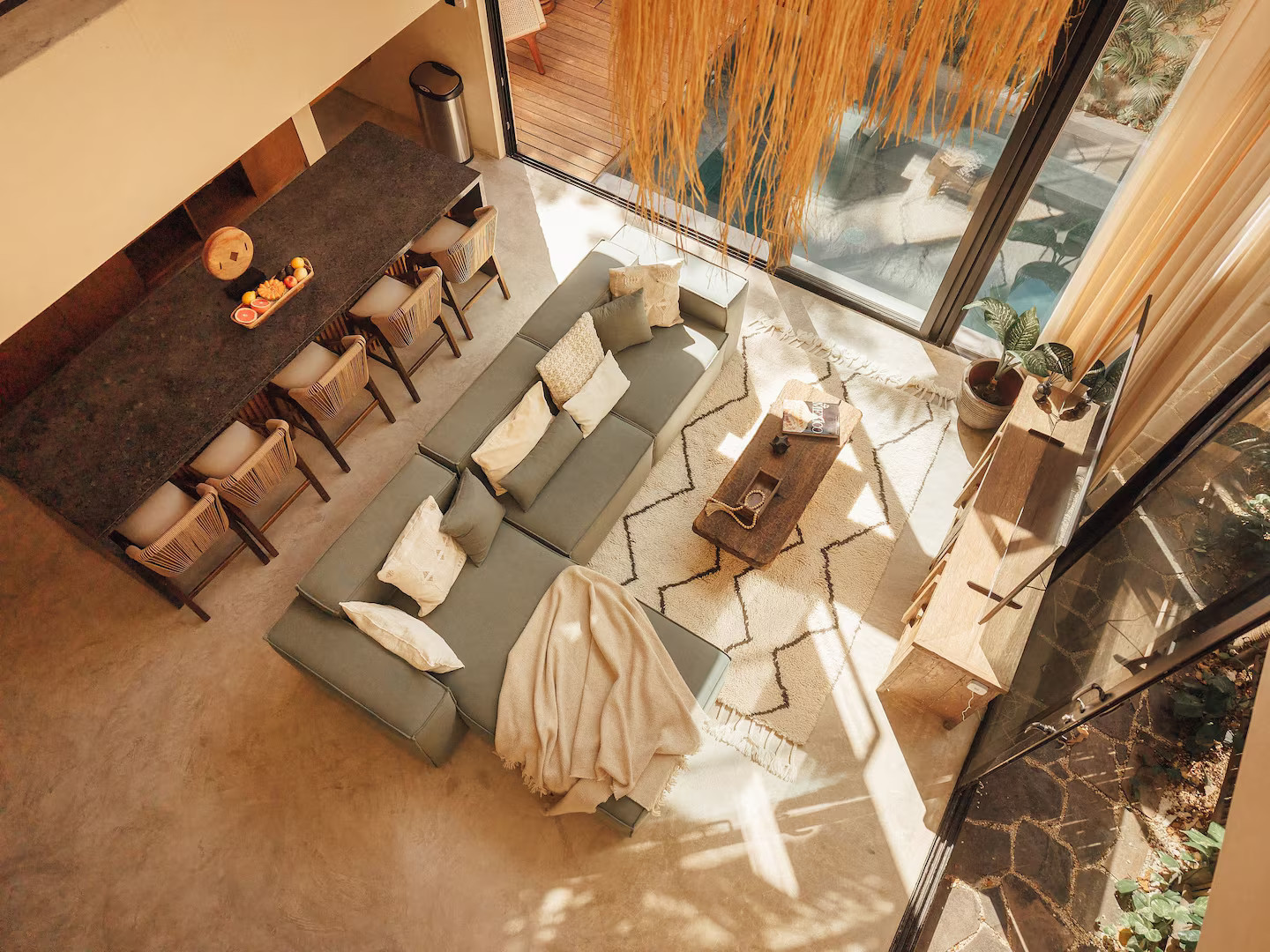 salon double hauteur et cuisine ouverte décoration contemporaine maison avec piscine Tulum