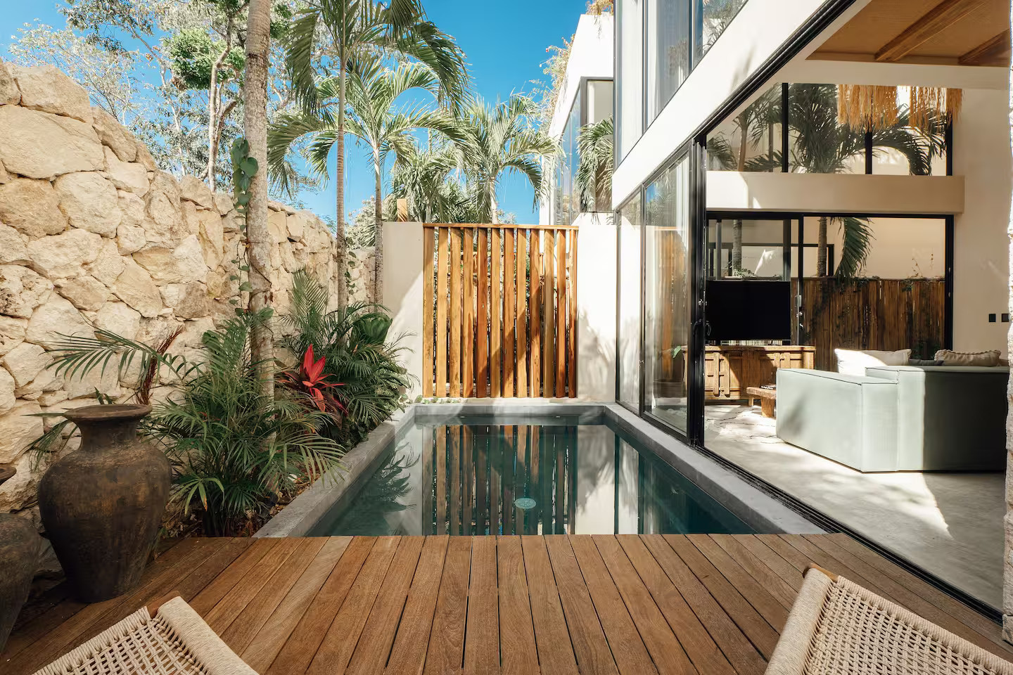 Une maison contemporaine à Tulum avec deux piscines privées