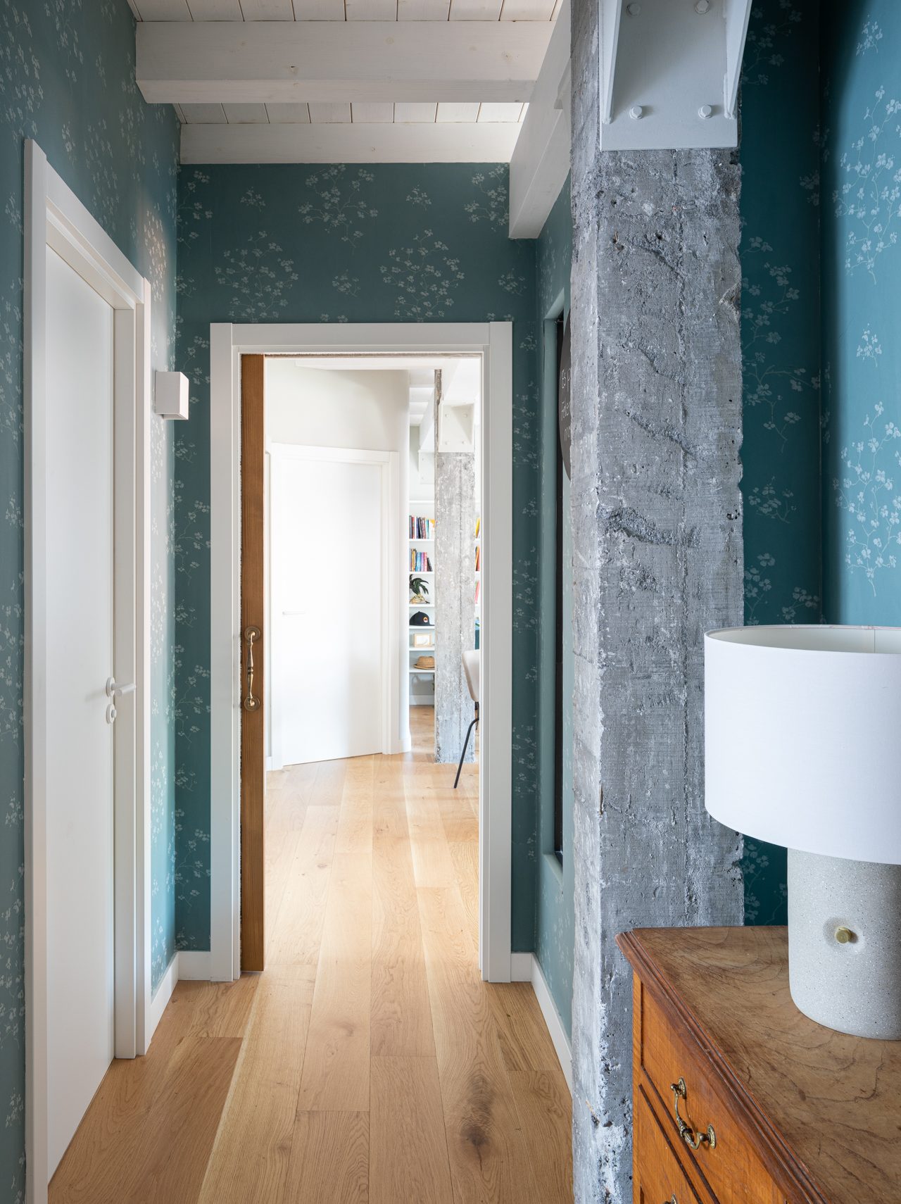 couloir avec papier-peint et colonne béton décoration contemporaine