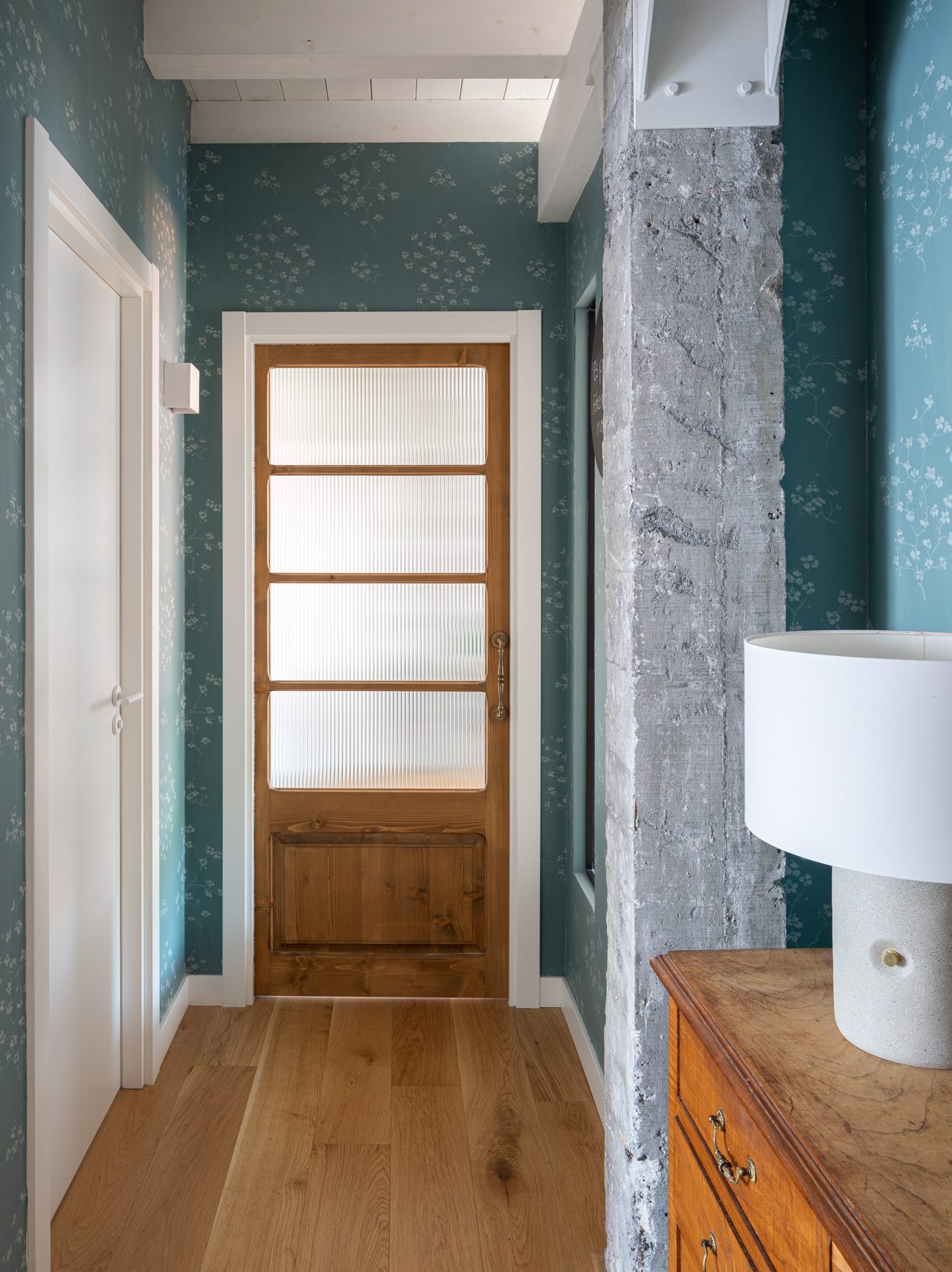 couloir avec papier-peint et colonne béton décoration contemporaine