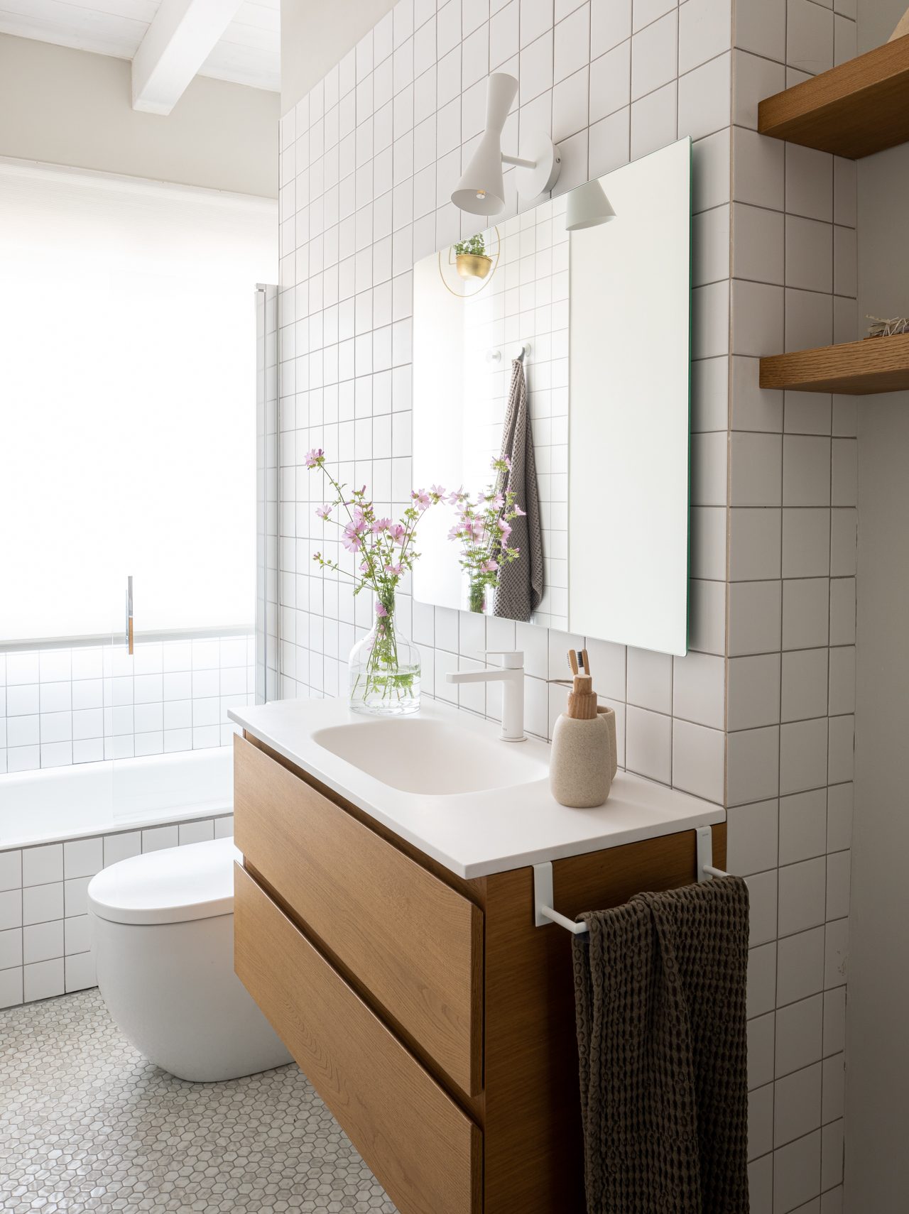 salle de bain moderne bois et carrelage blanc