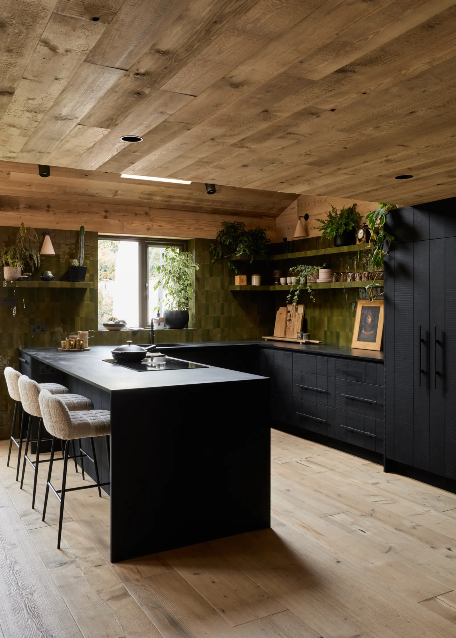 cuisine design noire carrelage crédence vert plafond bois dans maison rénovée cuisine design noire carrelage crédence vert plafond bois dans maison rénovée