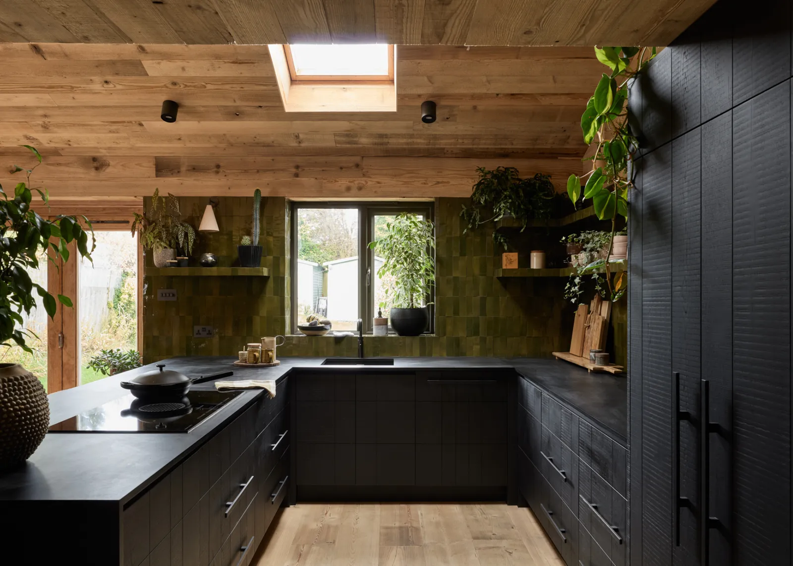 cuisine design noire plafond bois dans maison rénovée cuisine design noire plafond bois dans maison rénovée