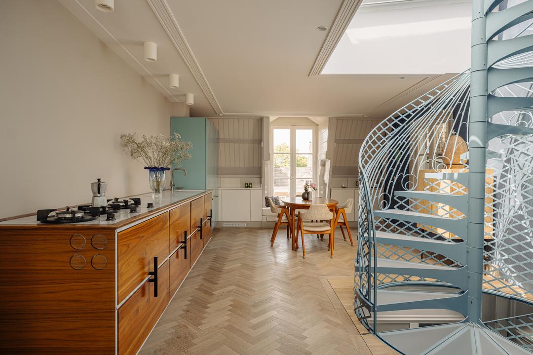 cuisine et salon avec escalier bleu en colimaçon appartement en triplex de 130m2 Amsterdam par Büro Kif